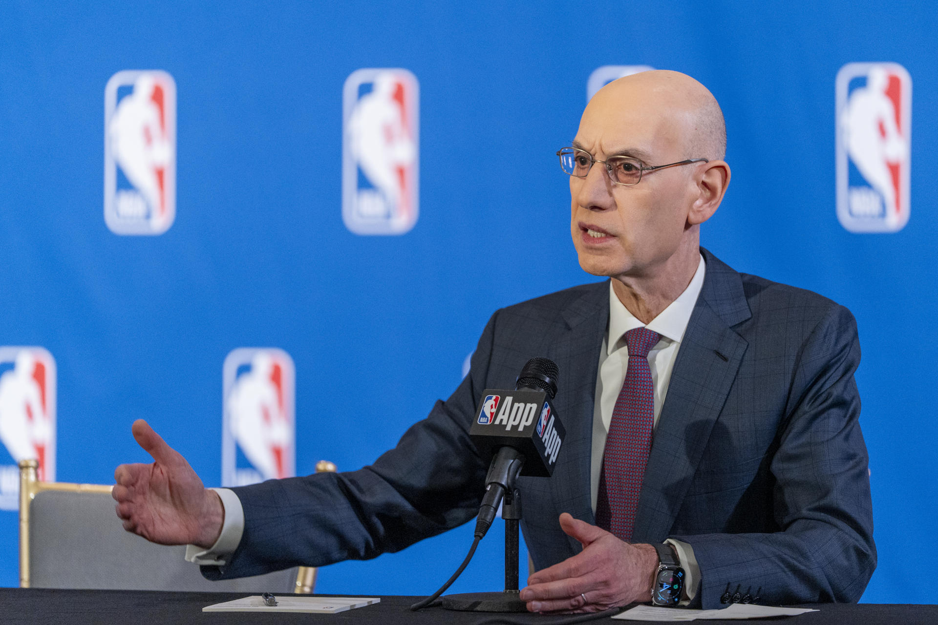 El comisionado de la NBA, Adam Silver, habla durante una rueda de prensa en Nueva York (Estados Unidos). EFE/ Angel Colmenares
