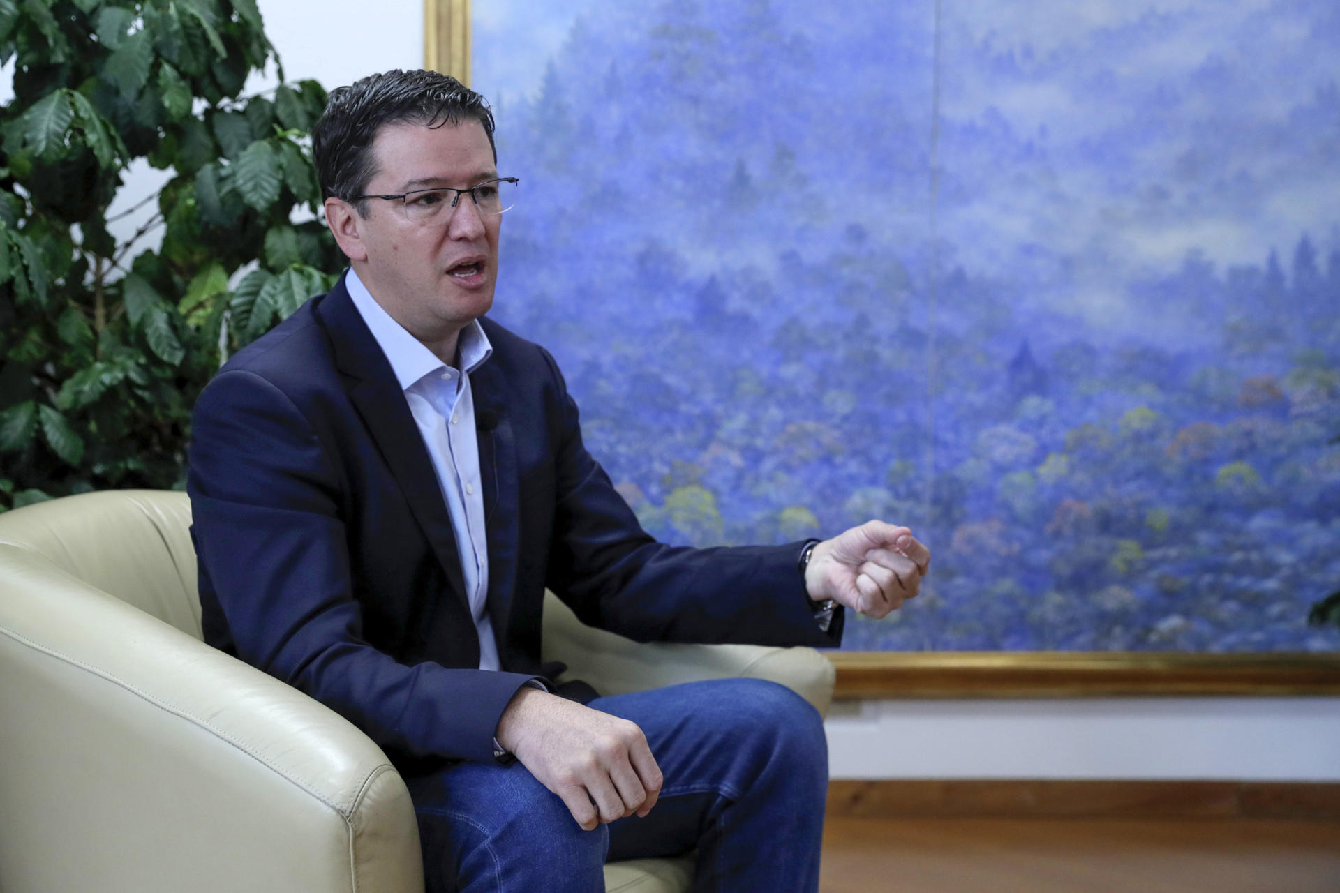 El presidente de la Federación Nacional de Cafeteros (FNC), Germán Bahamón, habla durante entrevista con EFE este miércoles, en Bogotá (Colombia). EFE/ Carlos Ortega