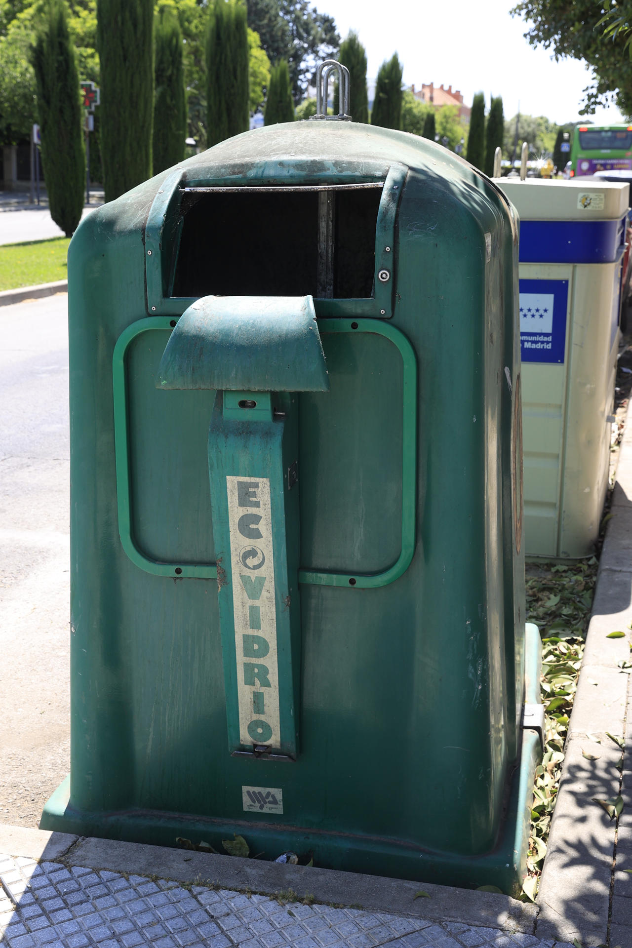 Contenedor para el reciclaje de vidrio en una calle de Madrid, en una imagen de archivo. EFE/ Zipi