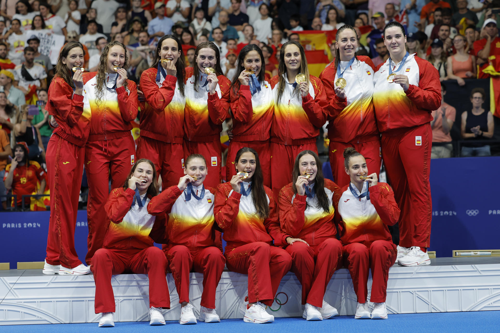 Las waterpolistas españolas posan con la medalla de oro en el podio de los Juegos Olímpicos de París 2024 en Nanterre, Francia en foto de archivo de Lavandeira Jr. EFE