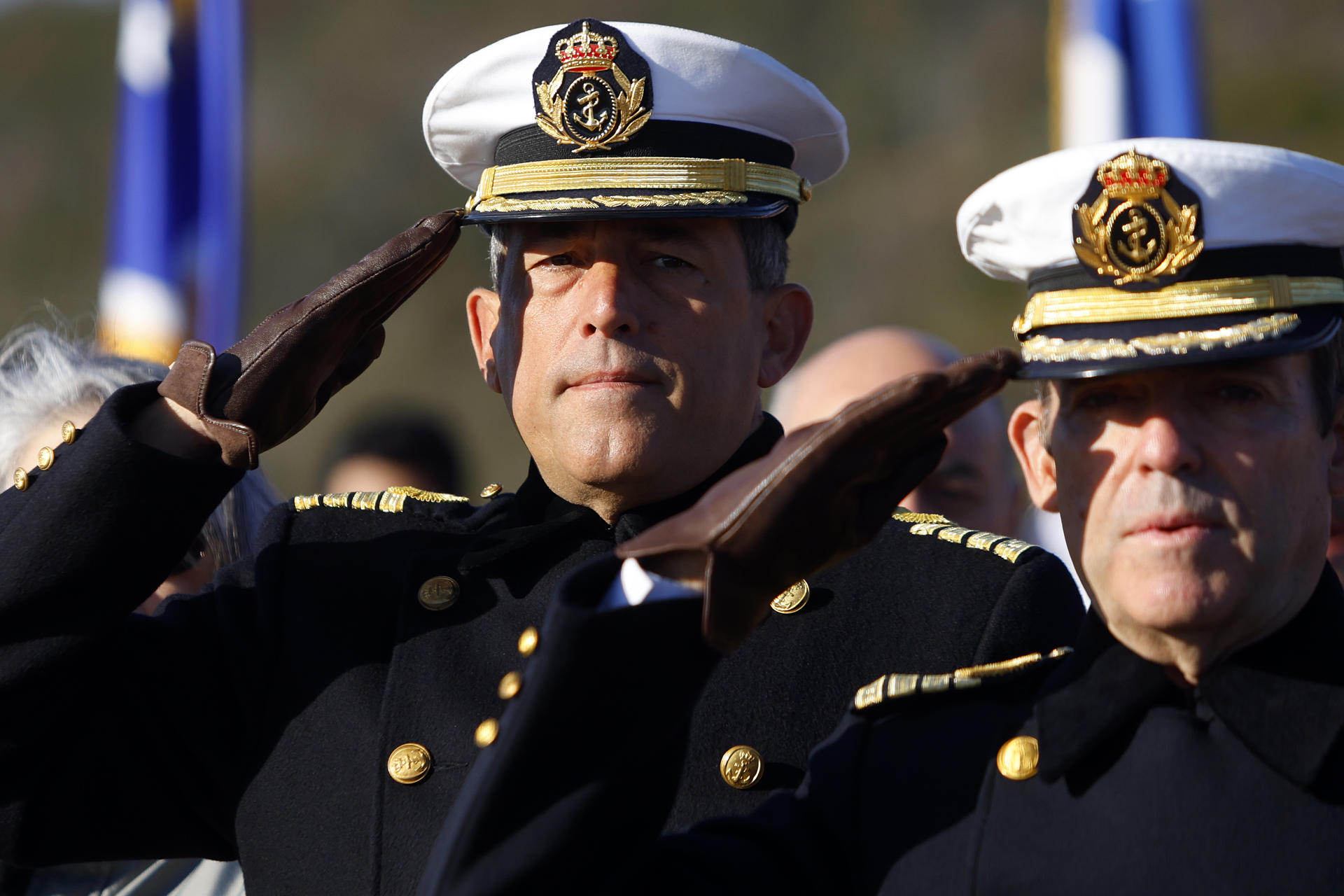 El Capitán de Navio del buque escuela Juan Sebastián de Elcano, Luis Carreras-Presas do Campo (i), participa en la conmemoración anual del primer asentamiento español en el Estrecho de Magallanes, conocido como Puerto del Hambre este sábado, en Punta Arenas (Chile). EFE/ Paul Plaza