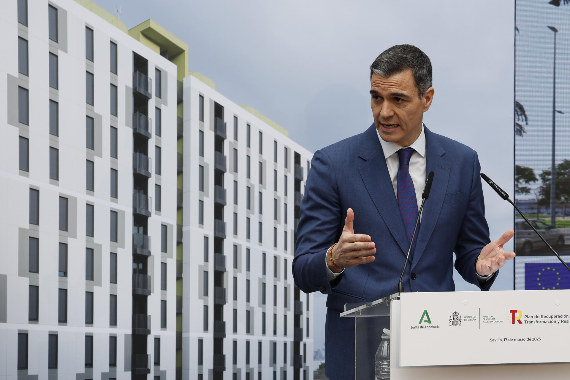 El presidentes del Gobierno, Pedro Sánchez, durante su intervención este lunes en el acto de entrega de llaves a los nuevos inquilinos de una promoción de vivienda pública de alquiler en el barrio de Torreblanca de Sevilla. EFE/Julio Muñoz