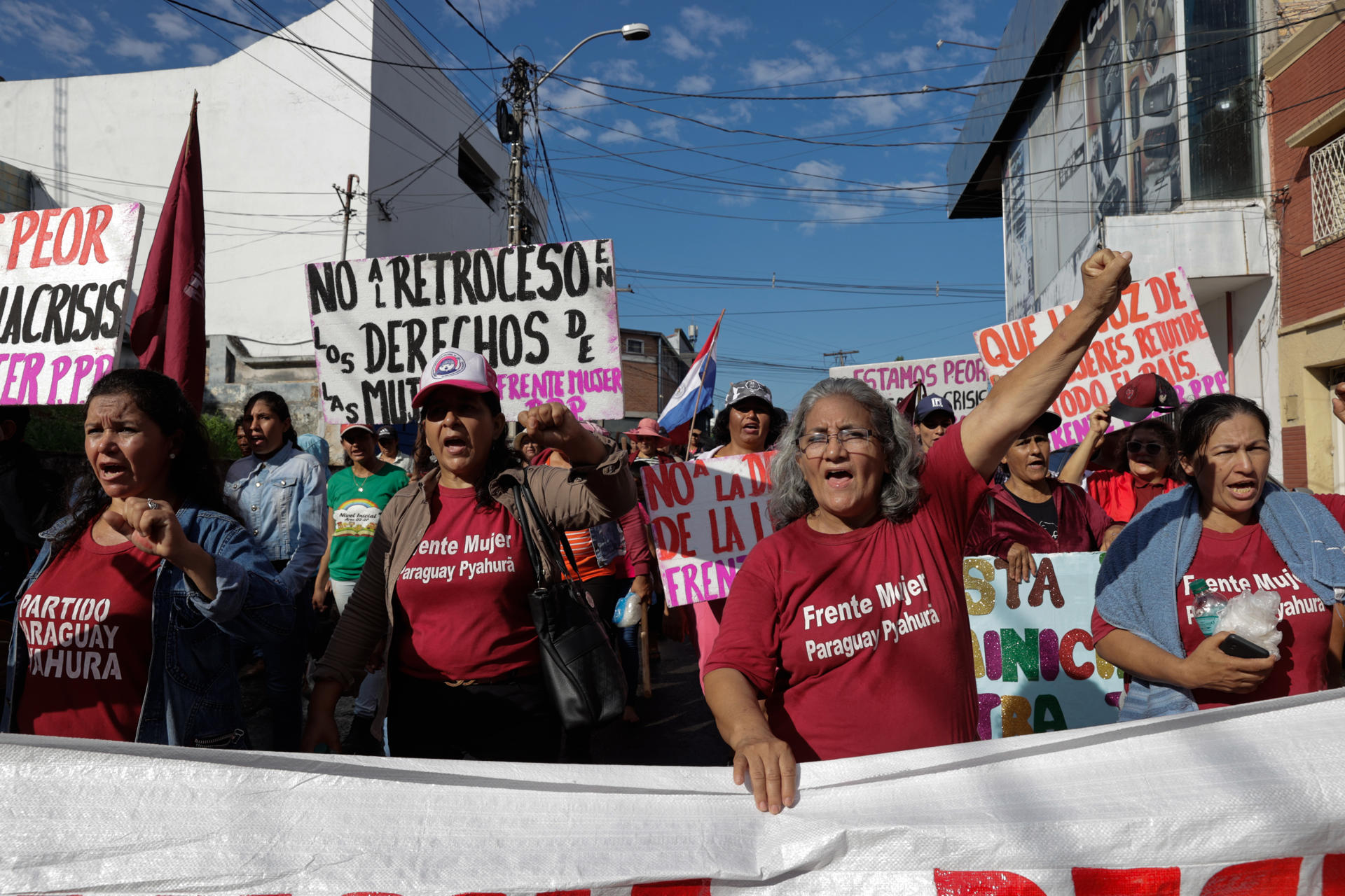 Un grupo de campesinos participa de una protesta durante la ‘Marcha Campesina’ este jueves, en las calles del centro de Asunción (Paraguay). EFE/ Juan Pablo Pino