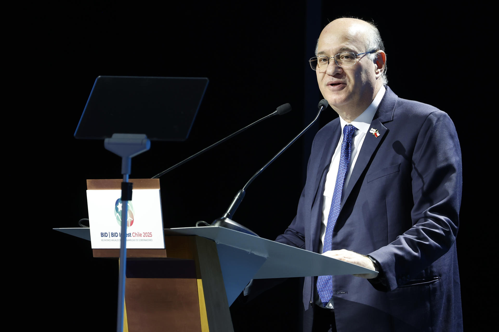 El presidente del Banco Interamericano de Desarrollo (BID), Ilan Goldfajn, habla durante la tercera jornada de las Asambleas Anuales de Gobernadores del BID y de BID Invest 2025 en Santiago (Chile). EFE/ Elvis González