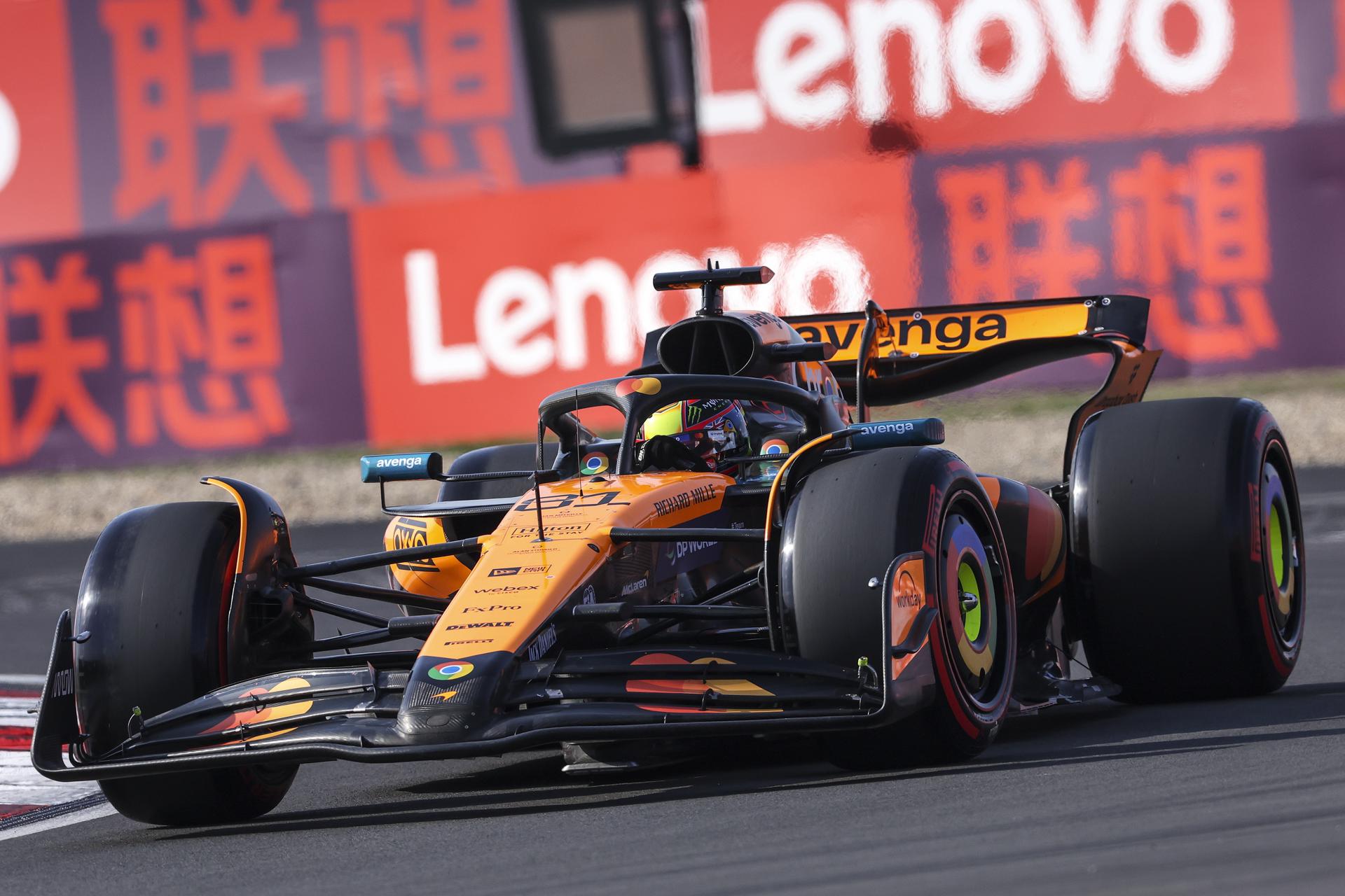 El piloto australiano de McLaren, Oscar Piastri, de Australia, en acción en el Circuito Internacional de Shanghái. EFE/EPA/WU HAO