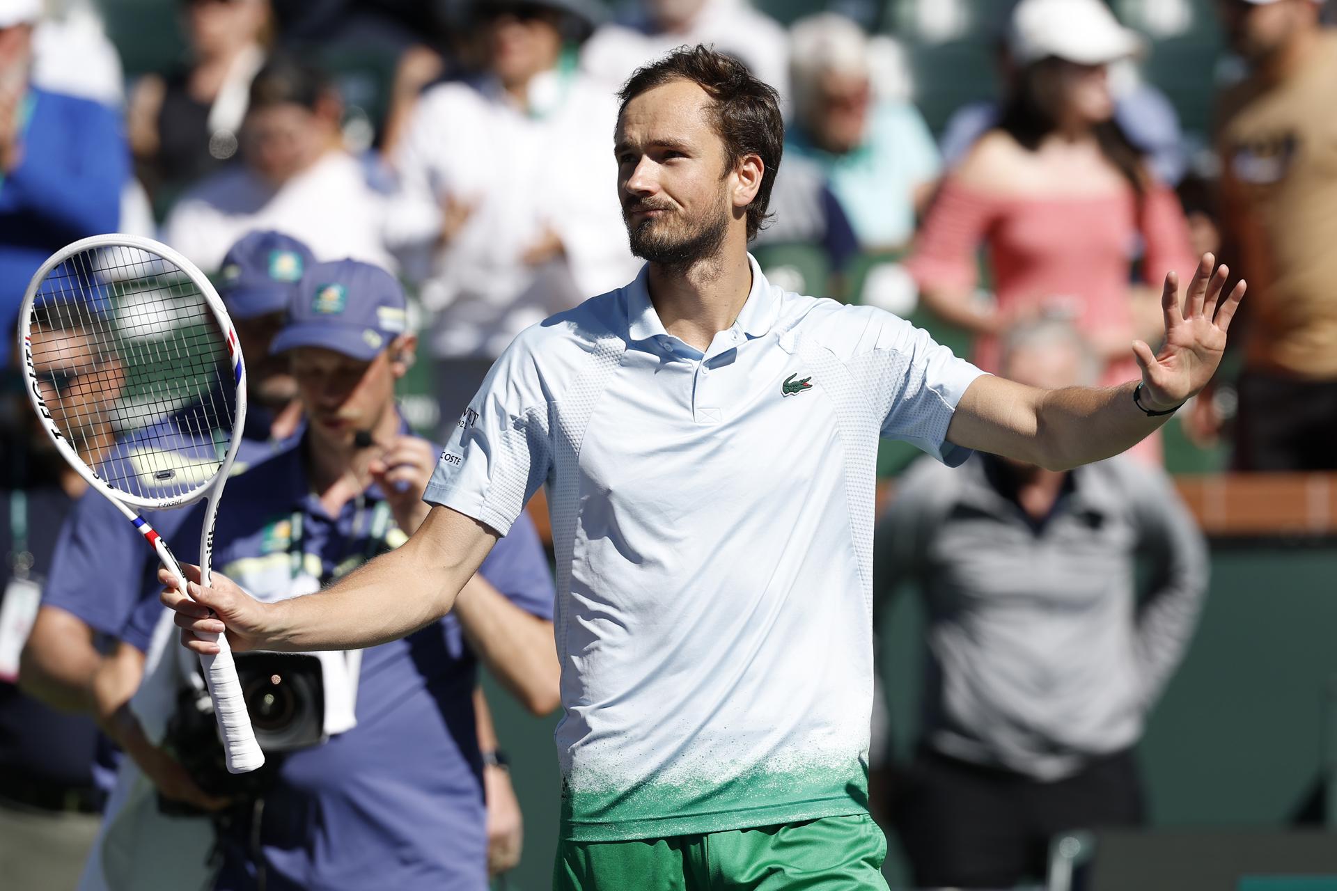 El ruso Daniili Medvedev juperó este domingo en apenas diez minutos al estadounidense Alex Michelsen (n.32), quien abandonó el duelo de tercera ronda de Indian Wells por un problema de salud. EFE/EPA/JOHN G. MABANGLO
