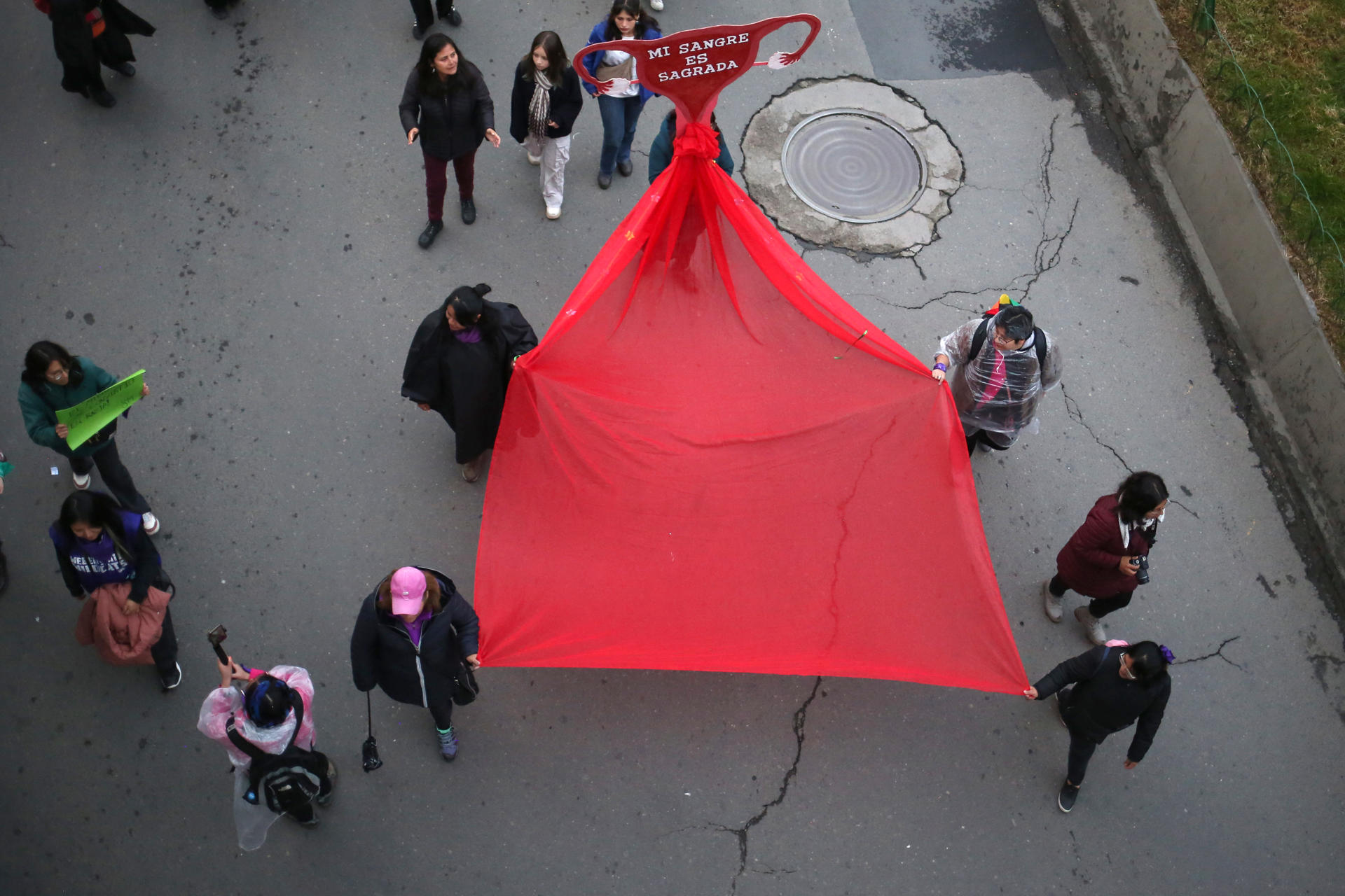 Mujeres participan durante una marcha por el Día Internacional de la Mujer este viernes en La Paz (Bolivia). EFE/Luis Gandarillas