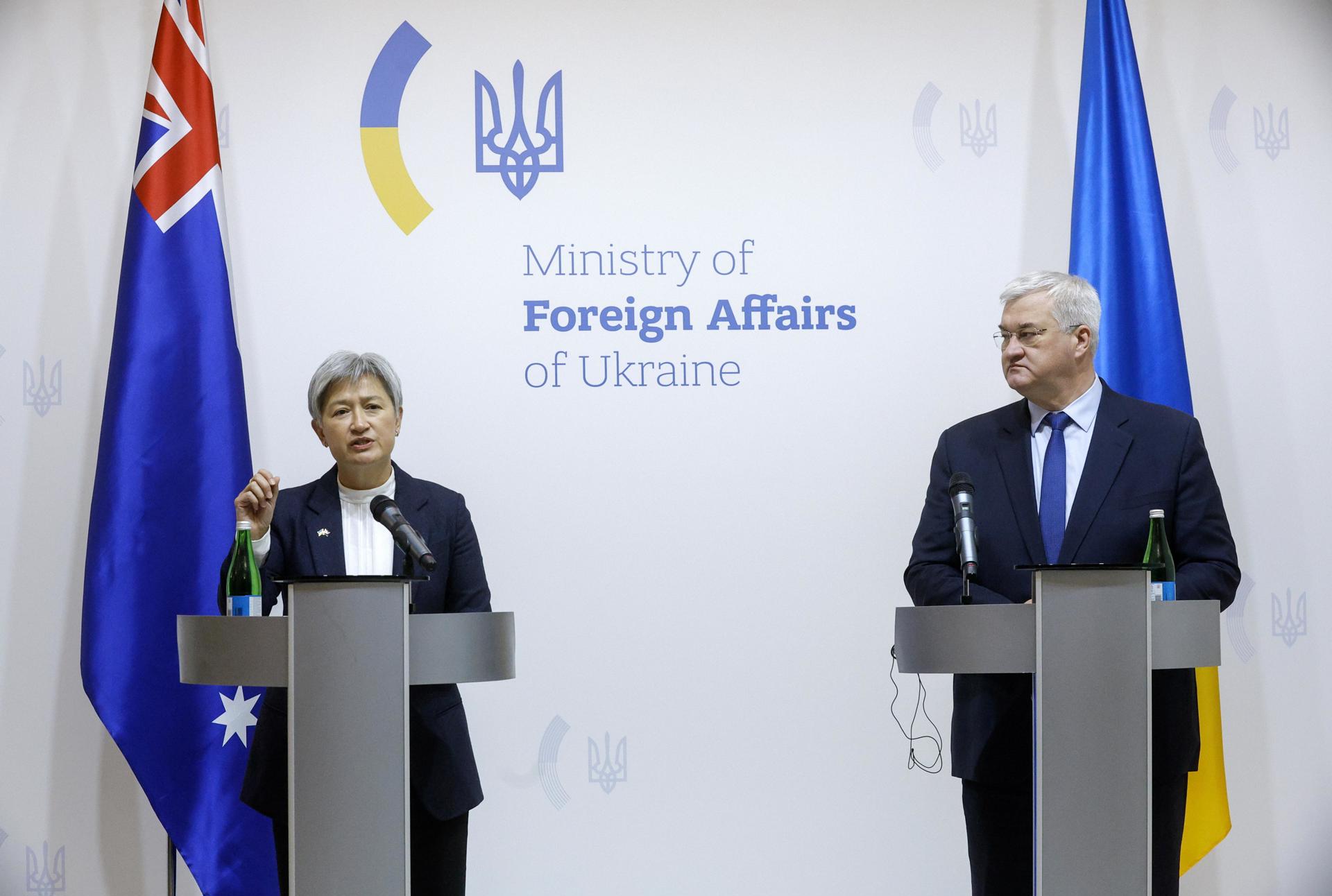 Fotografía de archivo, tomada el 18/12/2024, que muestra a la canciller de Australia, Penny Wong, durante una rueda de prensa conjunta en Kiev junto a su par ucraniano, Andrii Sybiha. EFE/EPA/SERGEY DOLZHENKO
