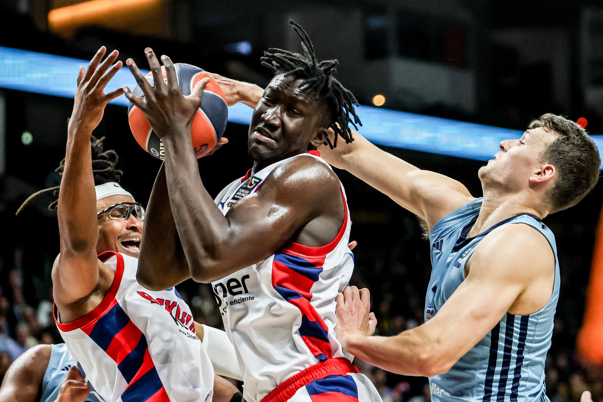 El Alba Berlín deshizo este jueves los cálculos del Baskonia con un cómodo triunfo por 97-90, que dejó sin opciones al equipo de Pablo Laso de cara a la pelea por entrar en la siguiente fase de la Euroliga. EFE/EPA/FILIP SINGER