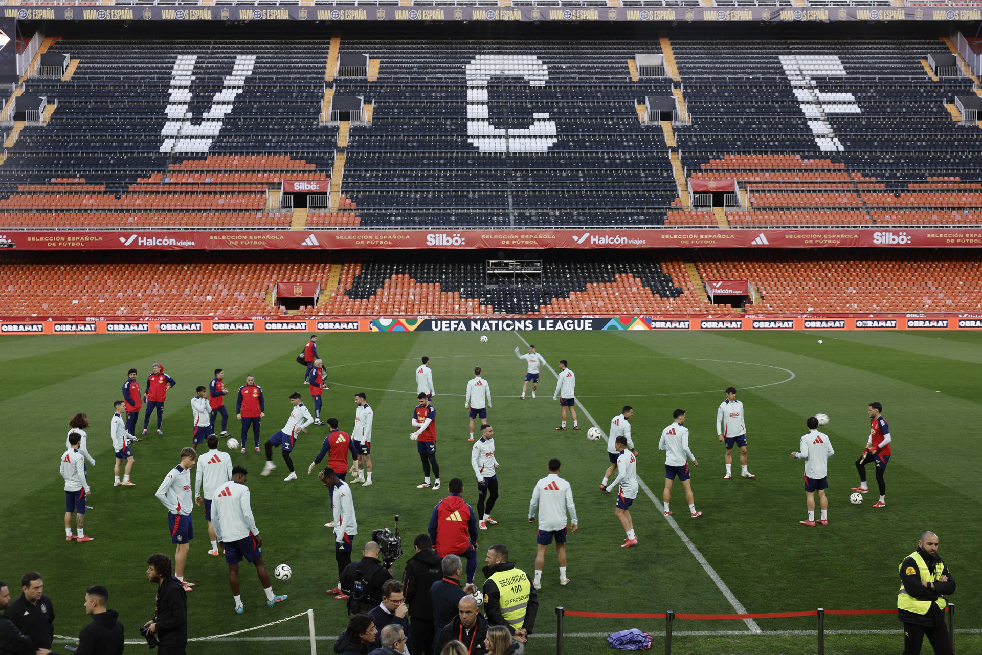 Los jugadores de la Selección española de fútbol durante un entrenamiento este sábado, en Valencia, previo al partido de mañana domingo ante Países Bajos en el estadio de Mestalla. EFE/ Kai Forsterling