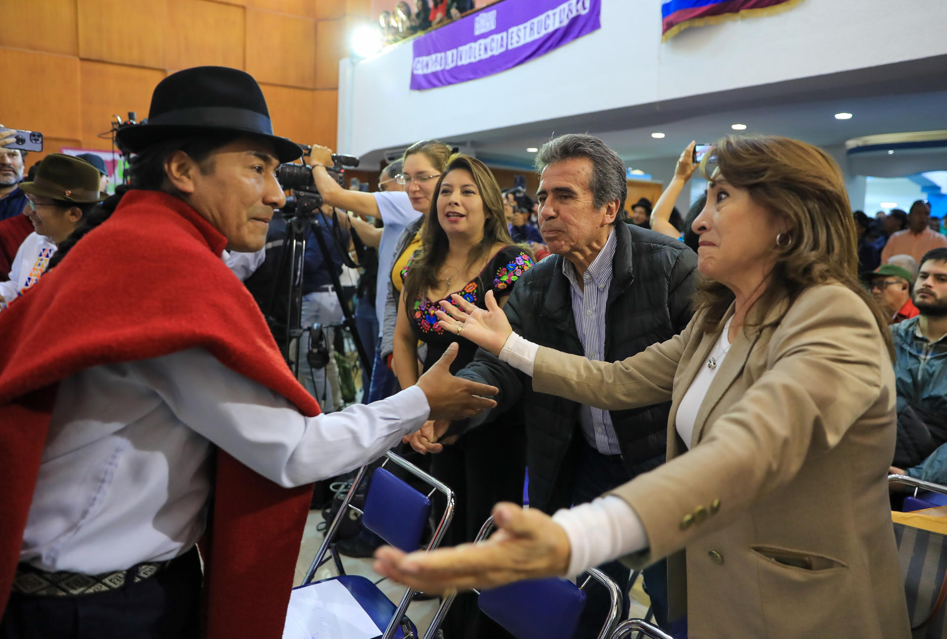 El presidente de la Confederación de Nacionalidades Indígenas del Ecuador, Leonidas Iza, llega a un acto en la Asamblea Popular Plurinacional este miércoles, en Quito. EFE/ José Jácome