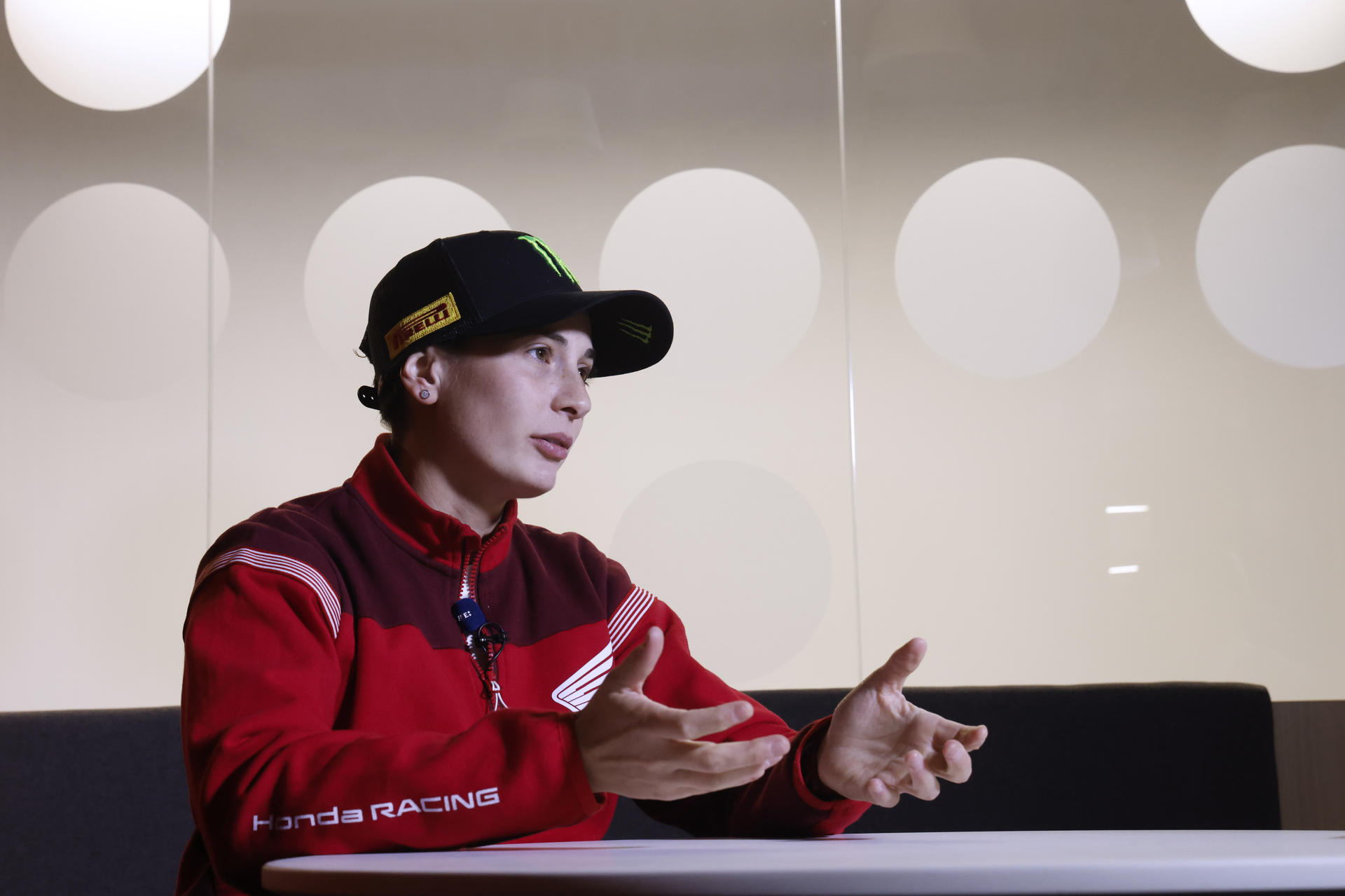 La española Ana Carrasco Gabarrón vuelve esta temporada al Mundial de Superbikes. Lo hará en la categoría intermedia, en Supersport, como piloto oficial de Honda. Su debut, este fin de semana en el circuito portugués de Portimao. Tengo ganas de empezar el campeonato aunque sé que voy a sufrir, asegura en una entrevista en EFE en la que se marca como objetivo ser competitiva en 2026 tras finalizar su proceso de adaptación.-EFE/ Blanca Millez
