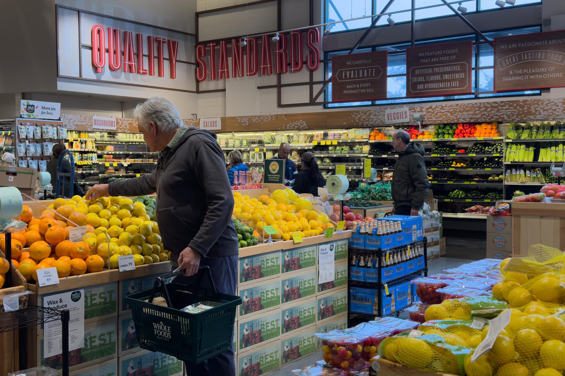 Fotografía de archivo de una persona comprando frutas en un mercado de Los Ángeles. EFE/ALLISON DINNER