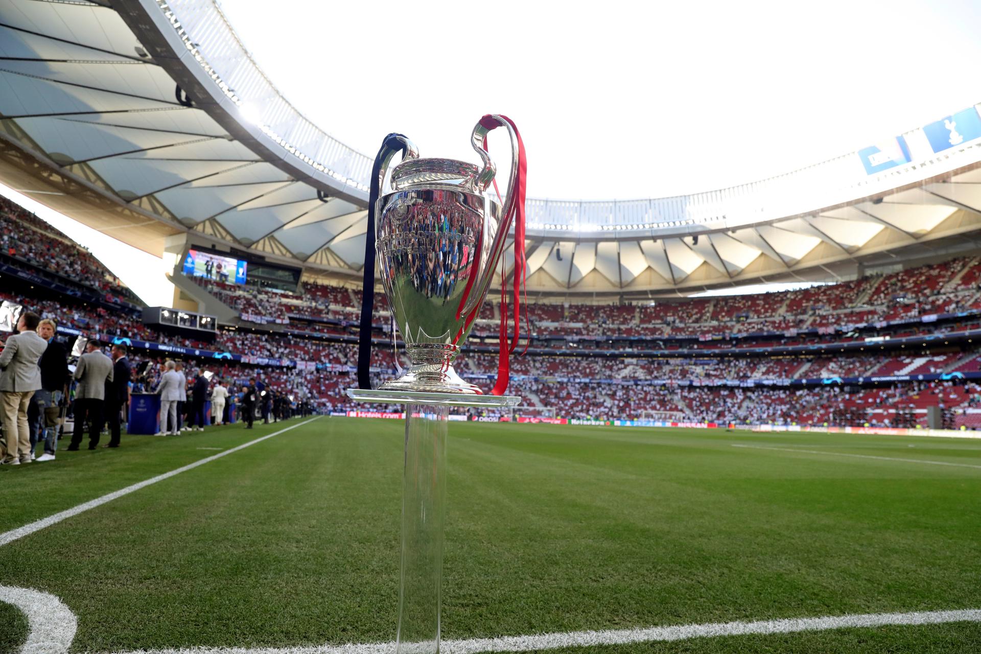 Vista del trofeo de la Liga de Campeones en el césped del estadio Metropolitano, en Madrid en foto de archivo de Juanjo Martín. EFE