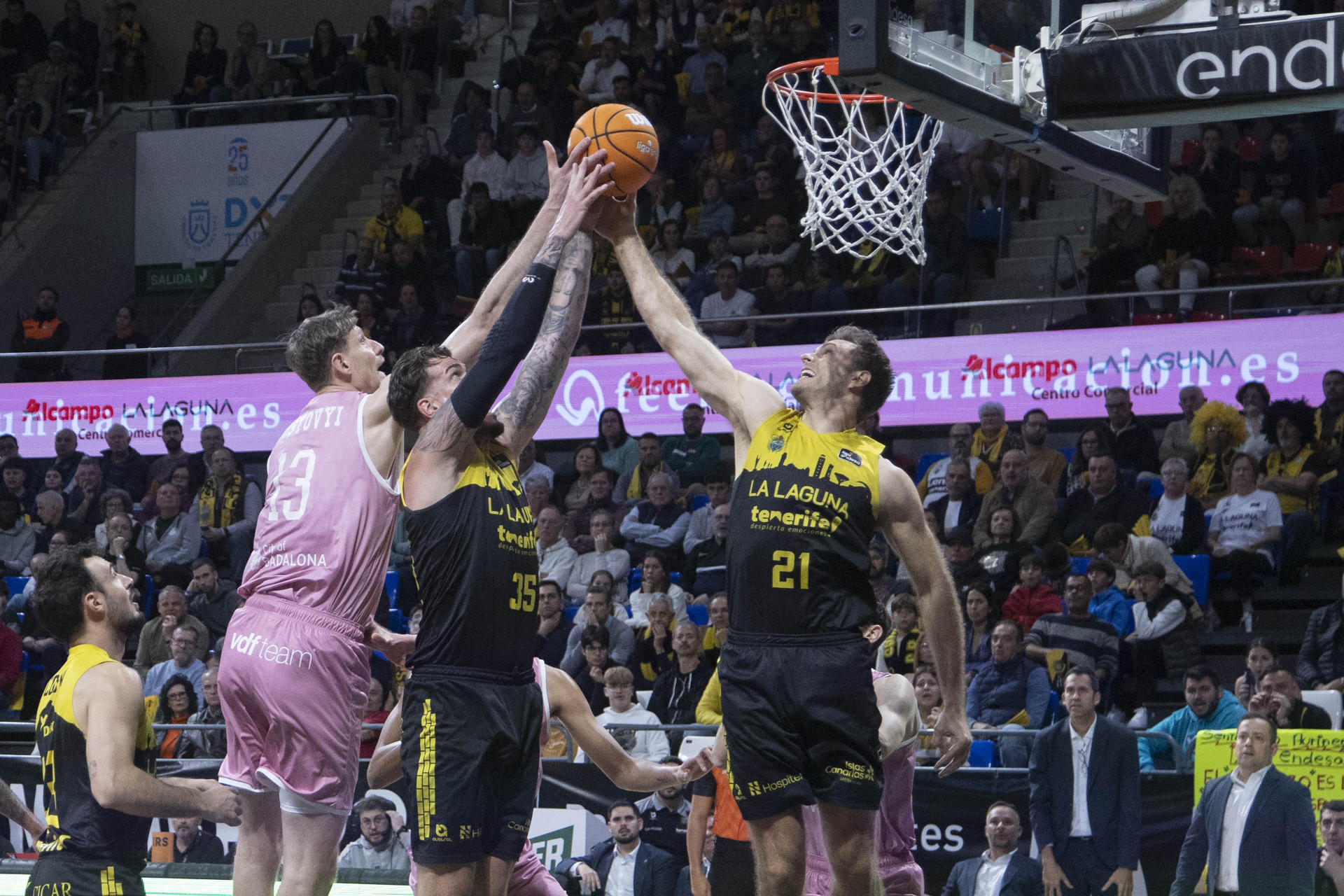 El pivot del Joventut de Badalona Artem Pustovyi (2i) y los jugadores de la Laguna Tenerife Fran Guerra (2d) y Tim Abromaitis (d) durante el partido de la jornada 21 de la Liga Endesa que enfrentó a ambos equipos en el pabellón Santiago Martín en La Laguna (Tenerife). EFE/ Miguel Barreto
