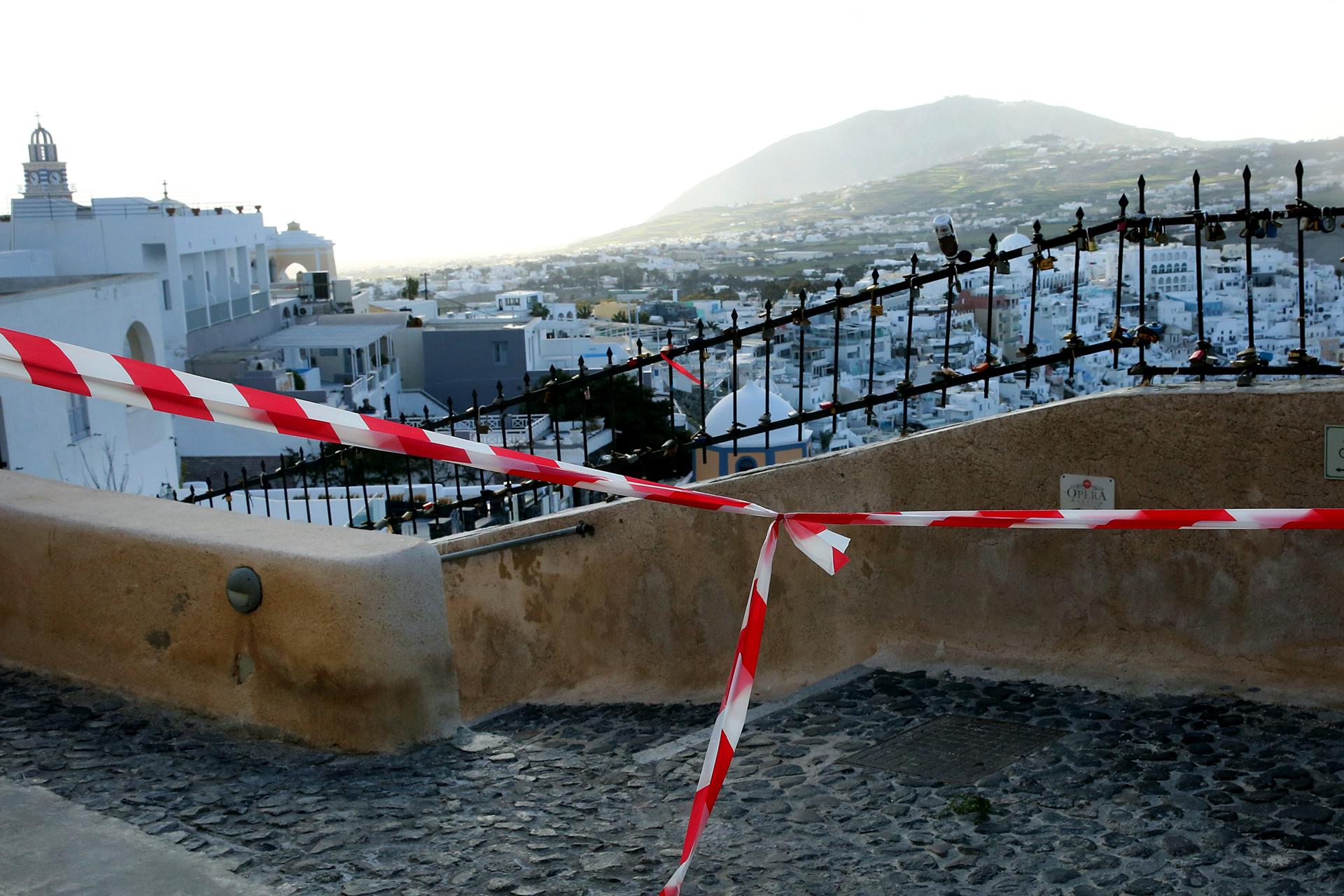 Small streets over the cliffs of the volcanic caldera are cordoned off, in the almost evacuated village of Fira on Santorini island, Greece, 05 February 2025. EFE/EPA/ORESTIS PANAGIOTOU/Archivo