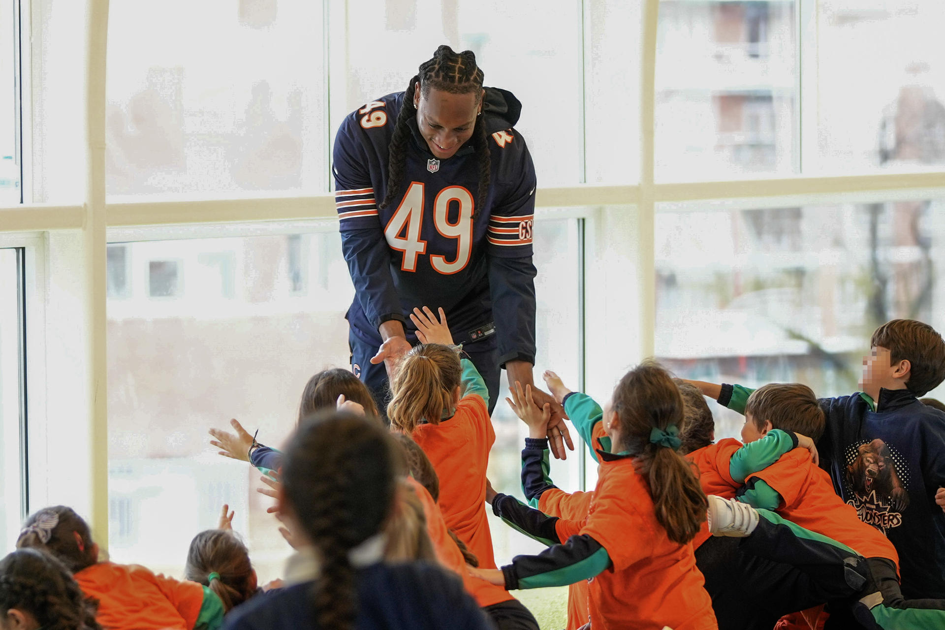 Tremaine Edmunds, linebacker de los Chicago Bears (Danville, Virgina, Estados Unidos, 1998), acaba de aterrizar en España para contar su experiencia en Madrid, Barcelona y Valencia dentro de los 'Mini Monsters Clinics', una serie de entrenamientos gratuitos de 'flag football' impulsados por la franquicia a la que pertenece. EFE/ Borja Sanchez-Trillo