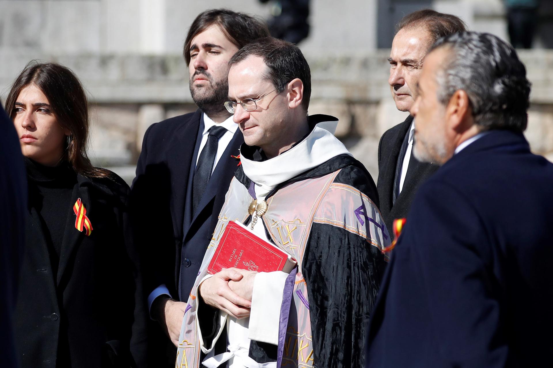 Imagen del prior de la abadía de la Santa Cruz del Valle de los Caídos, Santiago Cantera (c), junto a familiares de Francisco Franco durante la exhumación de los restos del dictador el 24 de octubre de 2019. EFE/Juan Carlos Hidalgo
