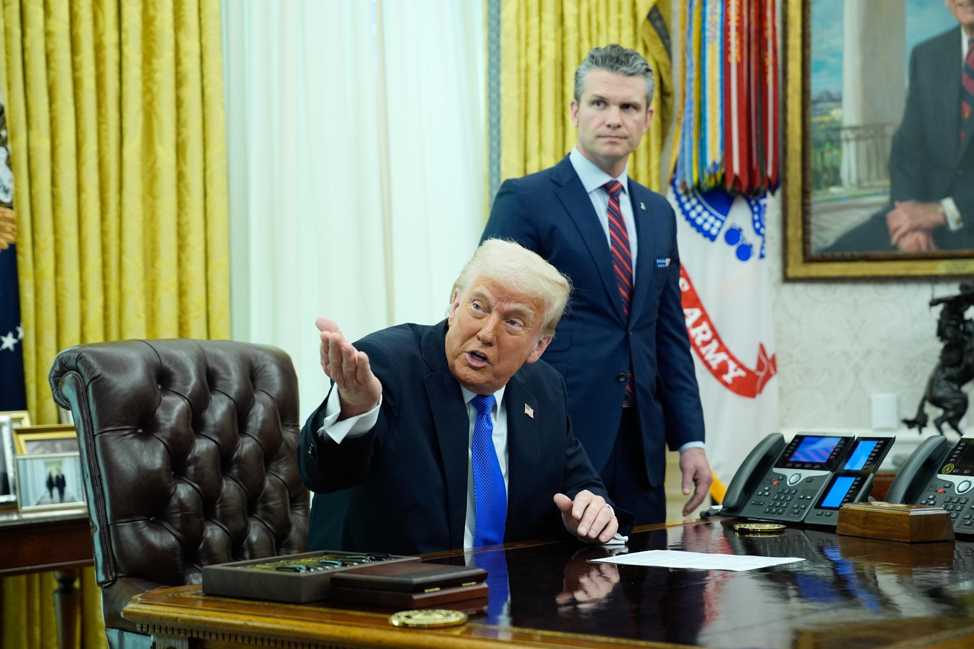 El presidente de EE. UU., Donald Trump, junto al secretario de Defensa, Pete Hegseth, pronuncia un discurso desde la Oficina Oval de la Casa Blanca en Washington, D.C., EE. UU., este viernes. EFE/ Yuri Gripas