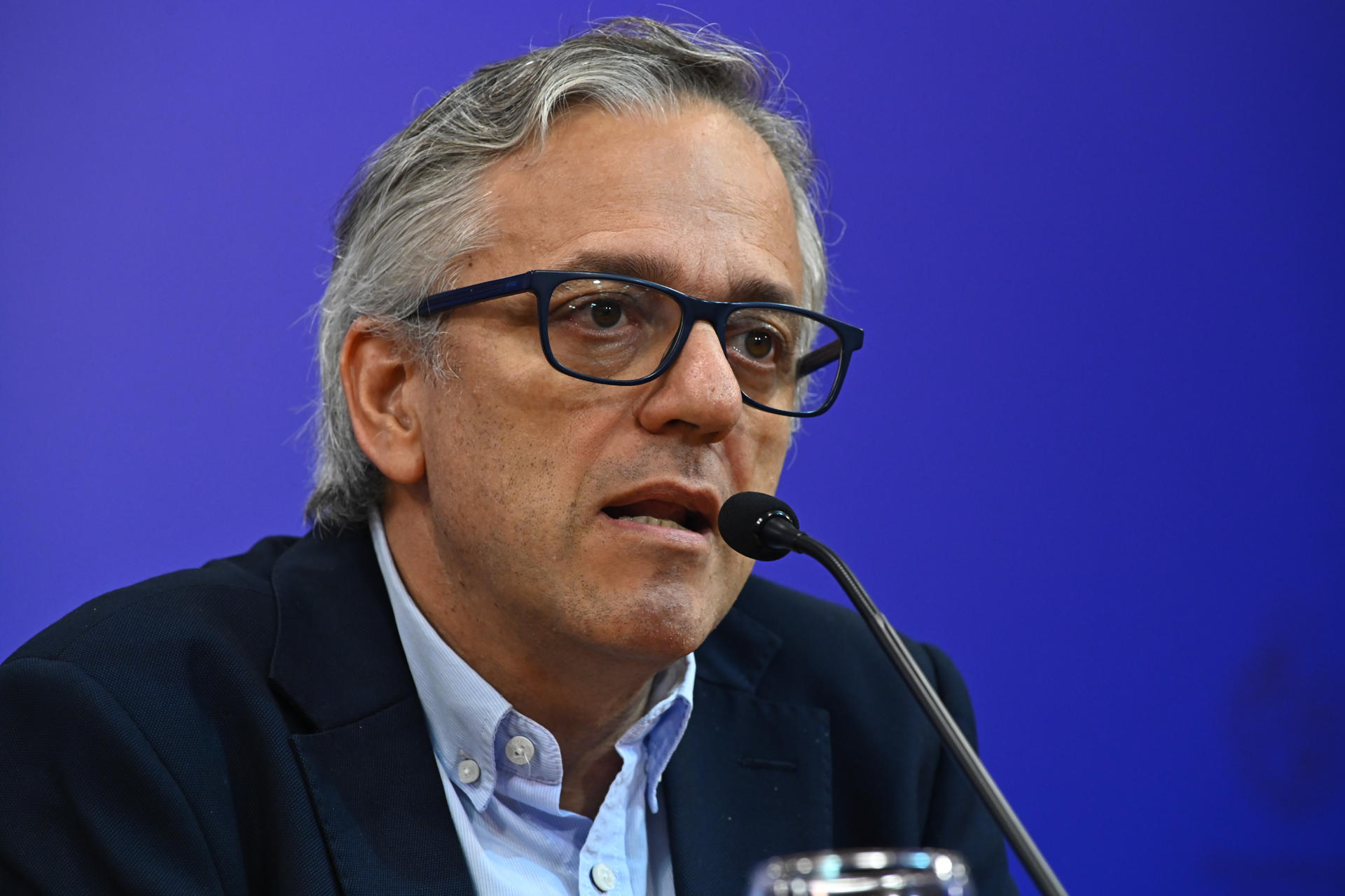 El director de la Oficina de Planeamiento y Presupuesto, Rodrigo Arim, habla en una rueda de prensa durante un Consejo de Ministros este martes, en la Torre Ejecutiva en Montevideo (Uruguay). EFE/ Federico Gutierrez