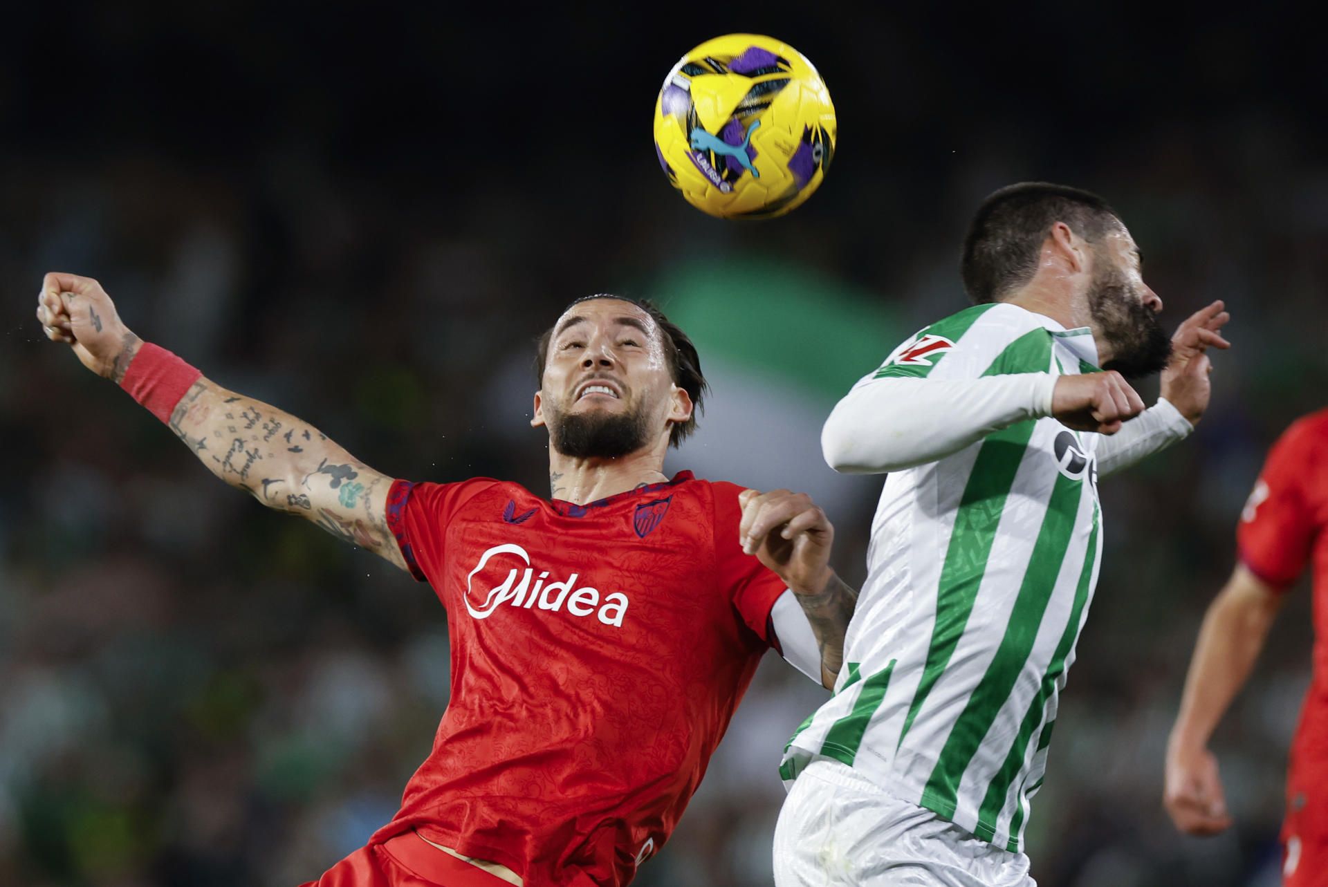 -El centrocampista de Sevilla Nemanja Gudelj y el centrocampista del Betis Isco Alarcón, durante el partido de la jornada 29 de LaLiga entre el Betis y el Sevilla, este domingo en el estadio Benito Villamarín.-EFE/ Julio Muñoz