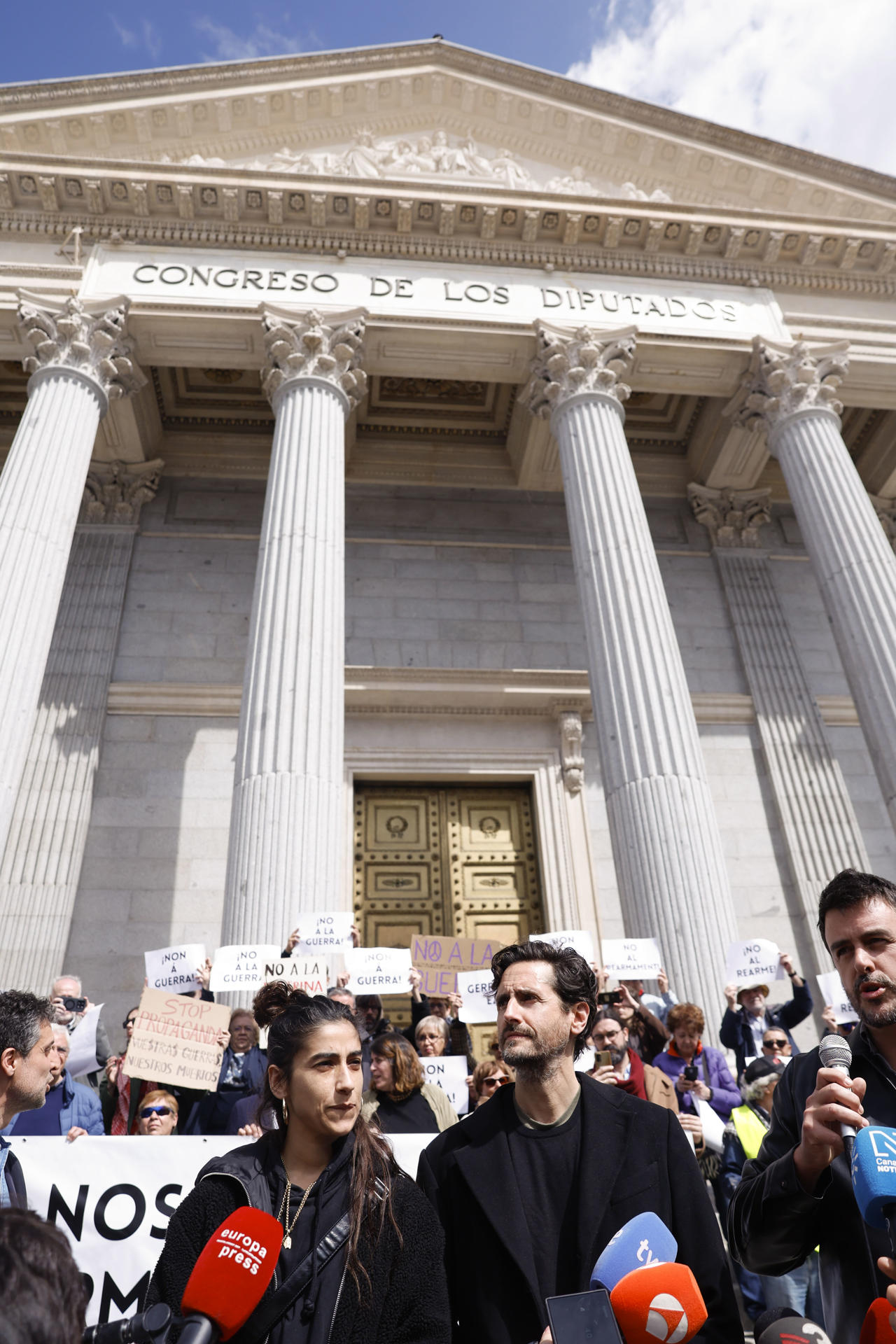 Los actores Juan Diego Botto y Carolina Yuste entre los asistentes a la concentración convocada ante el Congreso de los Diputados por representantes del mundo de la cultura para leer el Manifiesto No nos resignamos al rearme y a la guerra en Europa, firmado por más de 70 organizaciones, este miércoles, coincidiendo con la comparecencia del Presidente Pedro Sánchez en el pleno del Congreso. EFE/ Javier Lizón