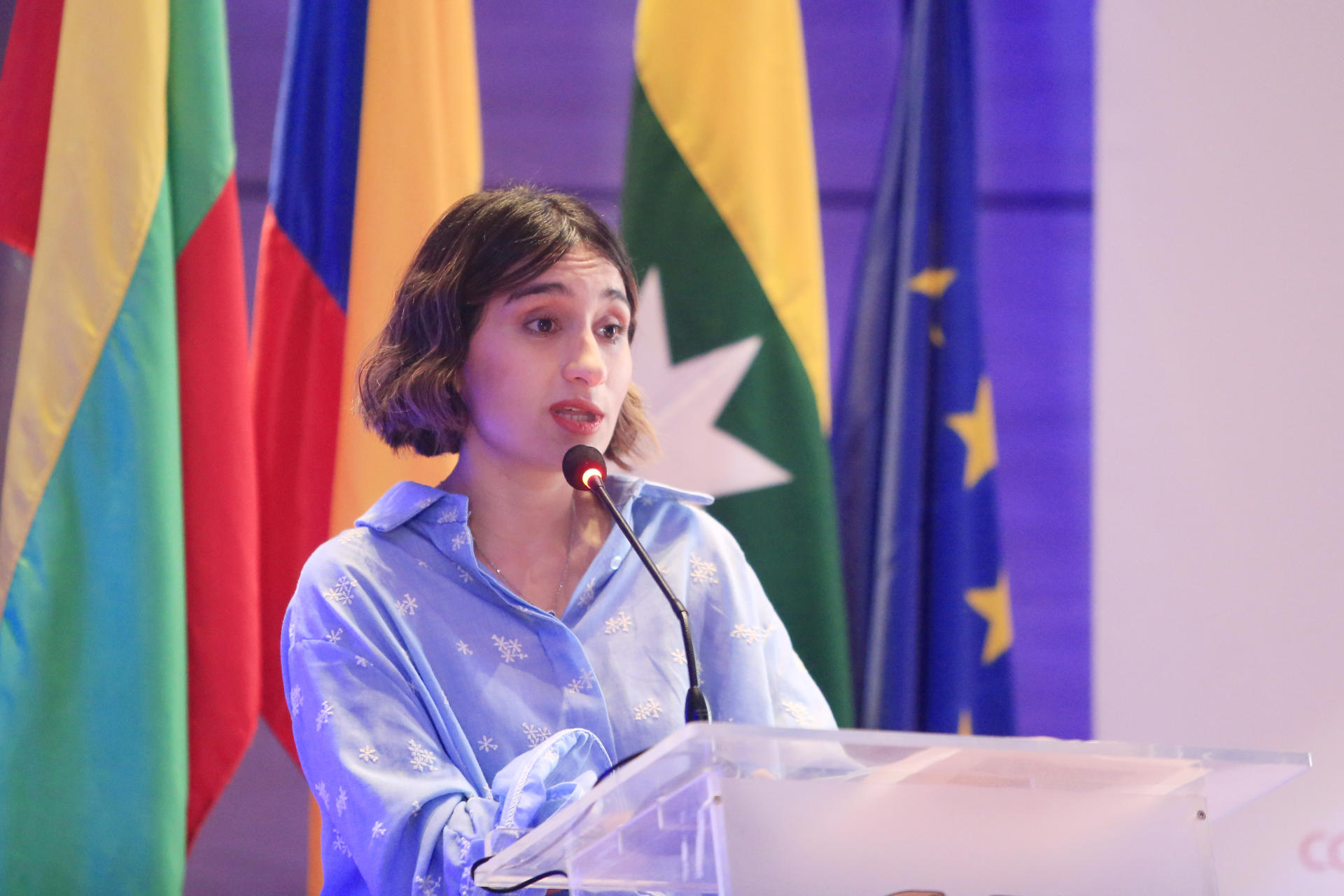 La canciller de Colombia, Laura Sarabia, habla durante la primera jornada del VIII Congreso CELAC-UE de Editores de Medios este martes, en Cartagena (Colombia). Sarabia afirmó en Cartagena de Indias que la llegada de las redes sociales "ha generado un afán por comunicar y algunos medios se han visto tentados a caer en esa dinámica". EFE/ Ricardo Maldonado Rozo