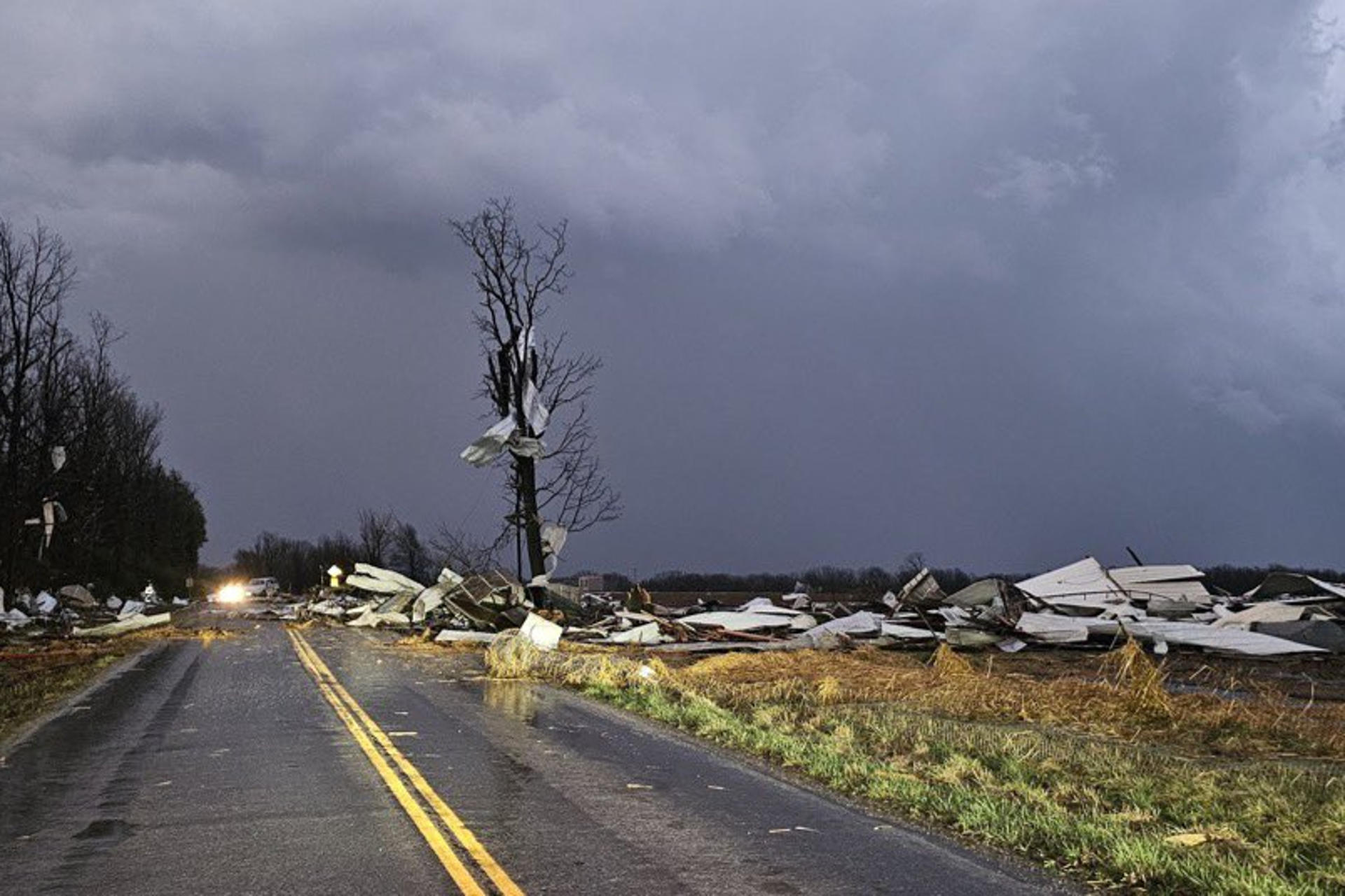 Fotografía tomada de la cuenta en X de la Patrulla de Carreteras del Estado de Missouri (@MSHPTrooperGHQ) de una vivienda afectada por el paso de un tornado este viernes, en el condado Webster, Misuri (EE.UU.). EFE/ @MSHPTrooperGHQ