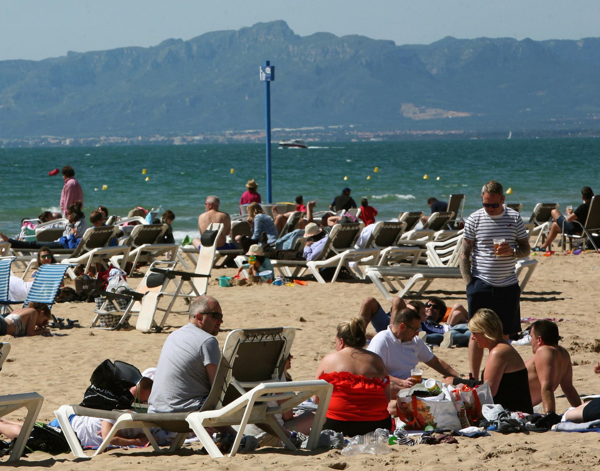 Imagen de archivo de turistas en la playa. EFE/Jaume Sellart