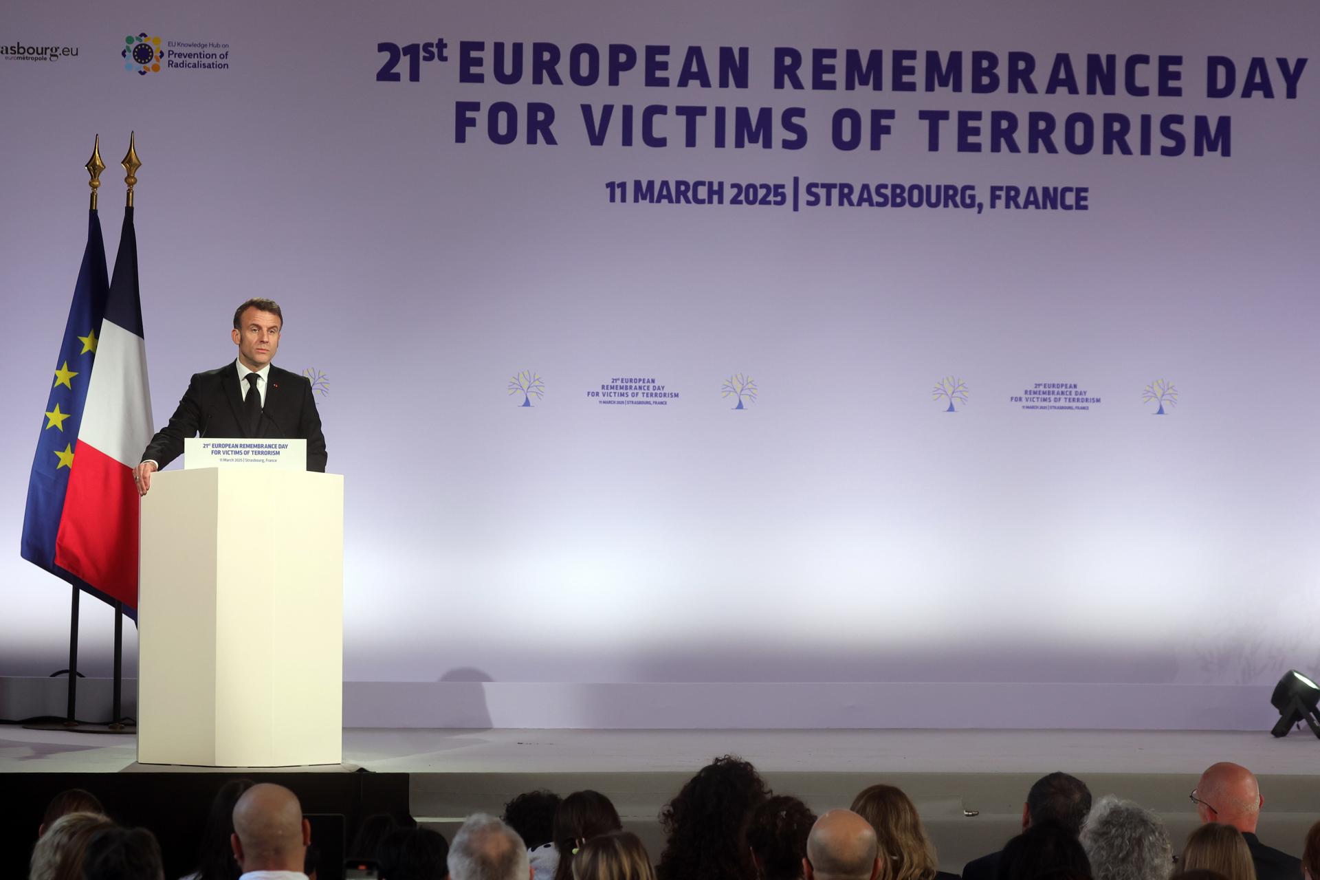 El presidente francés, Emmanuel Macron, pronuncia un discurso con motivo del Día Europeo en Recuerdo de las Víctimas del Terrorismo, en Estrasburgo, Francia, el 11 de marzo de 2025. EFE/EPA/TERESA SUAREZ / POOL