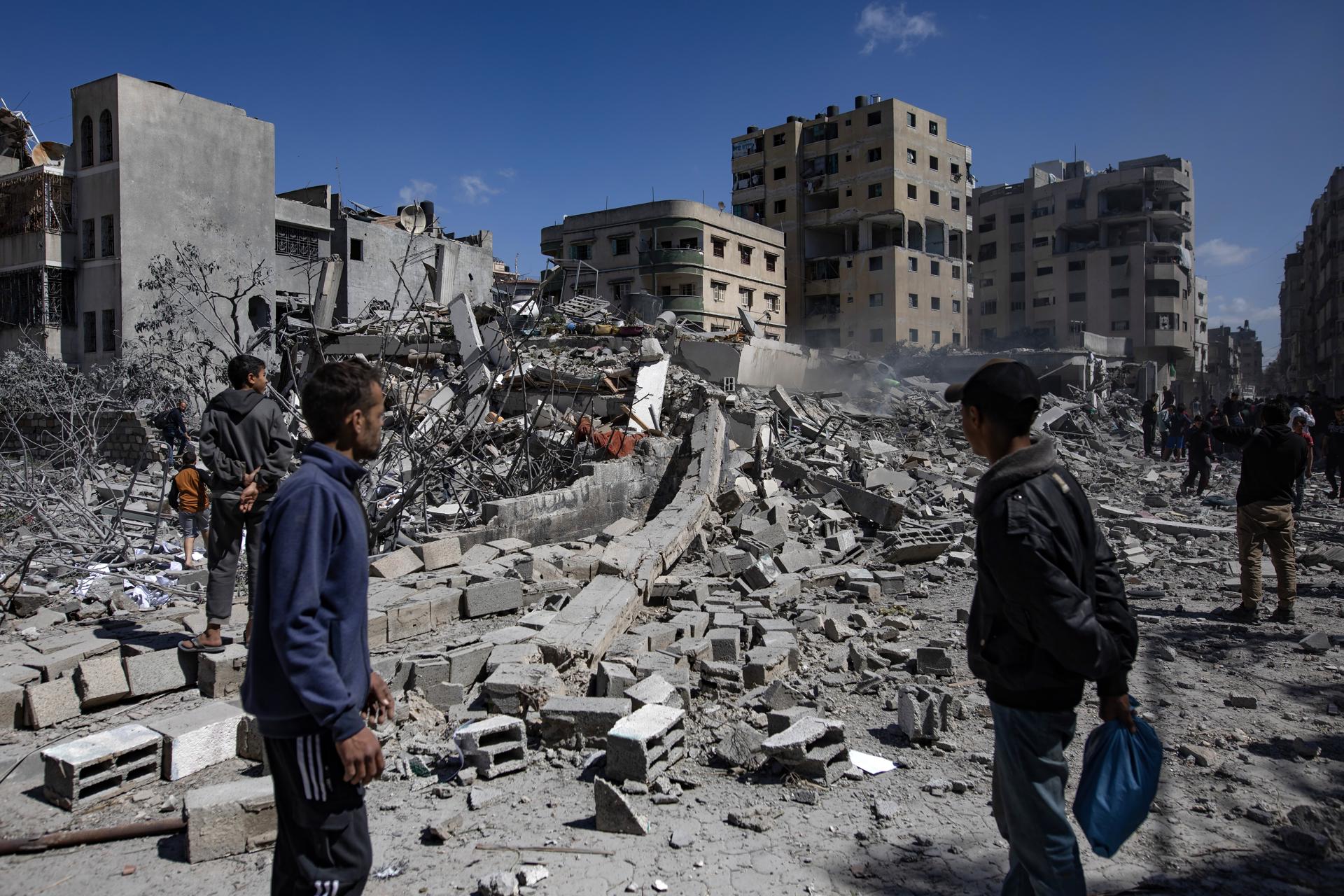 Los palestinos inspeccionan una casa destruida tras un ataque aéreo israelí en la ciudad de Gaza, en el norte de la Franja de Gaza, el 19 de marzo de 2025. El 18 de marzo, las fuerzas israelíes reanudaron los ataques aéreos sobre Gaza, poniendo fin a un alto el fuego que se había mantenido desde el 19 de enero y causando la muerte de más de 400 personas, según informó el Ministerio de Salud palestino en Gaza. EFE/EPA/HAITHAM IMAD