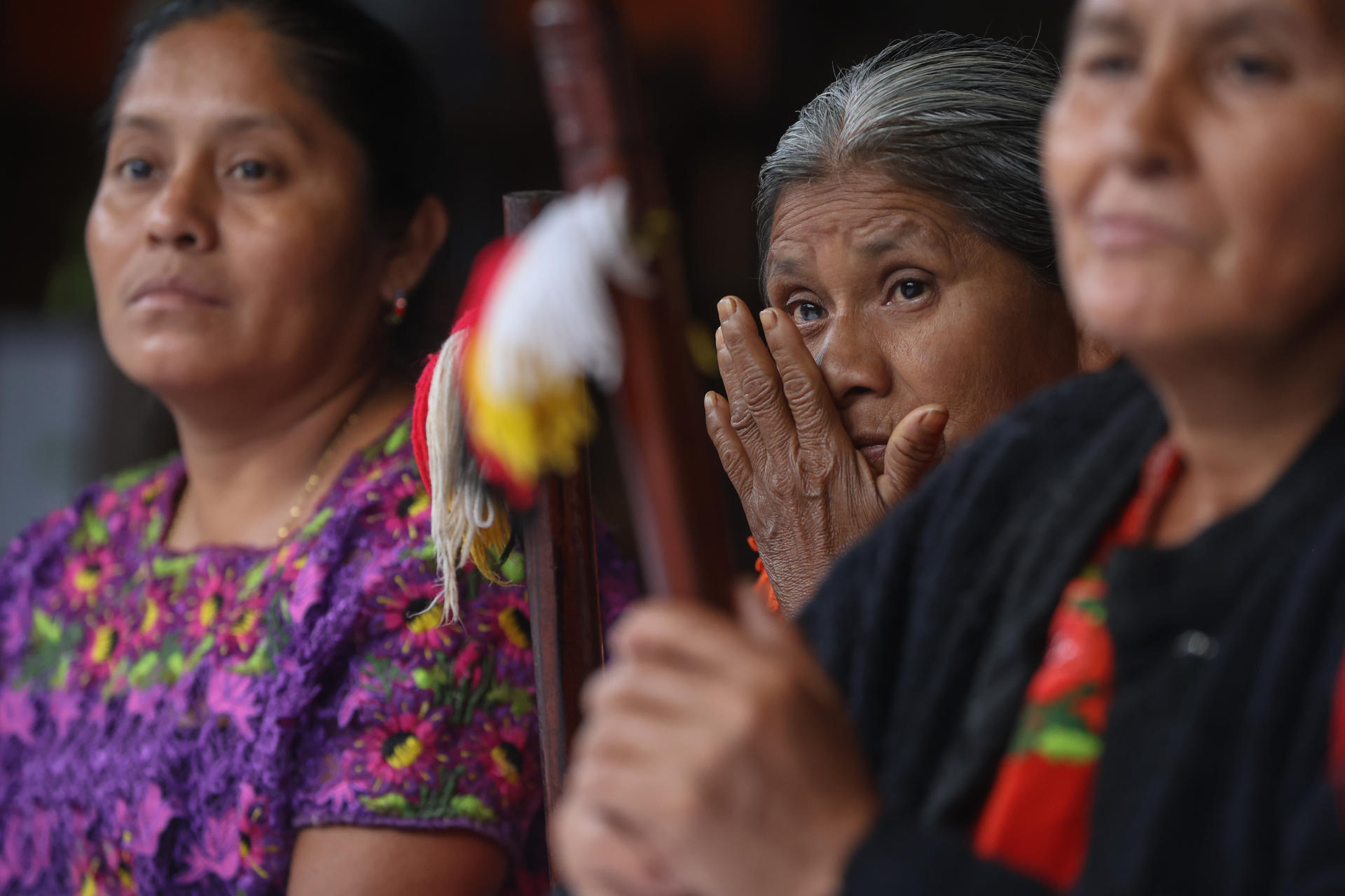 Josefina Maas (c), una de las representantes de las comunidades indígenas, participa en una rueda de prensa este martes, en Ciudad de Guatemala (Guatemala). EFE/ Mariano Macz