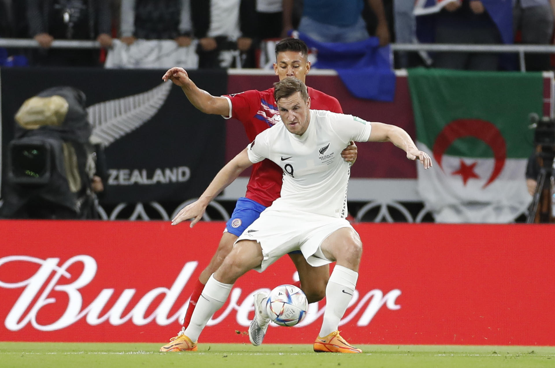 Foto de archivo del delantero y capitán de la selección de Nueva Zelanda Chris Wood (primer plano), único jugador neozelandés que pervive del equipo que disputó el Mundial en 2010. EFE/ Alberto Estévez