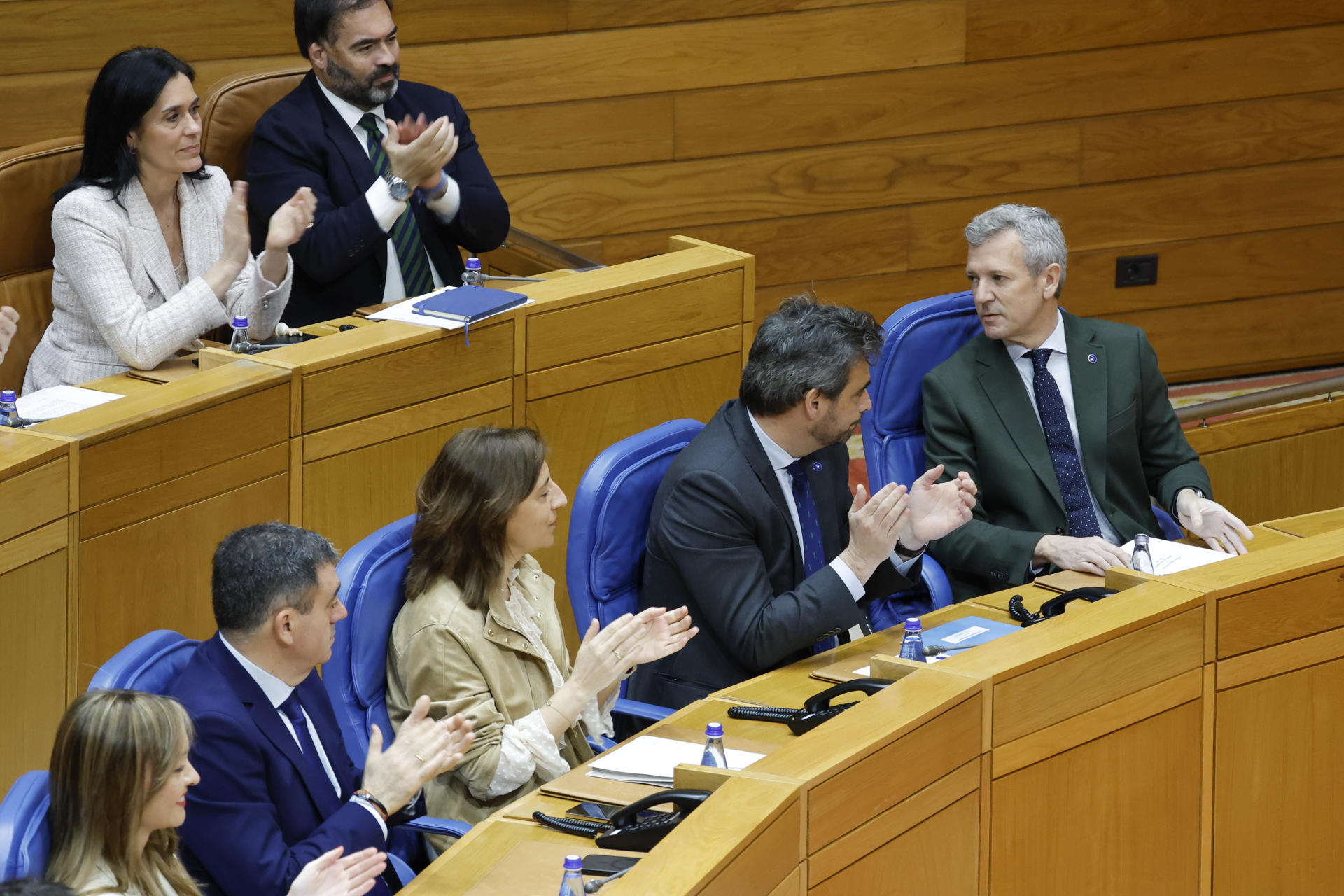 El presidente de la Xunta, Alfonso Rueda (d), este miércoles durante el pleno del Parlamento de Galicia en Santiago de Compostela.-EFE/Lavandeira jr