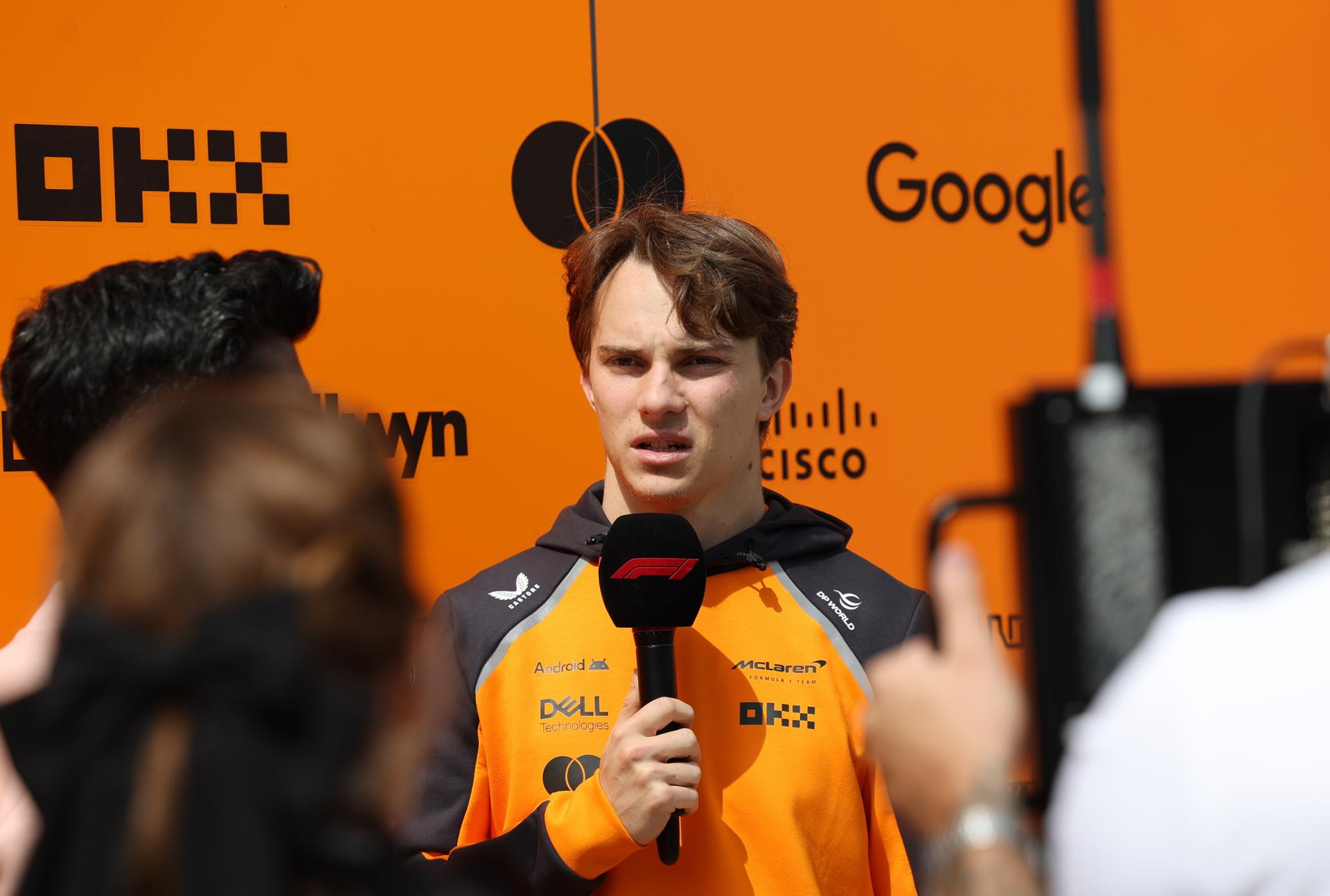 El piloto australiano Oscar Piastri (i), que ha prolongado su vinculación con McLaren, con un contrato plurianual. EFE/EPA/ALI HAIDER
