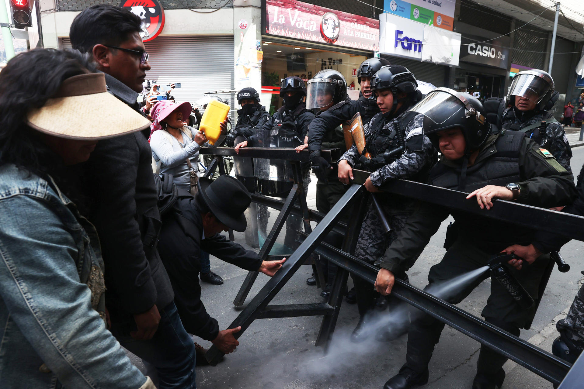Integrantes de la policía de Bolivia y manifestantes se enfrentan durante una protesta este lunes, en La Paz (Bolivia). EFE/ Luis Gandarillas