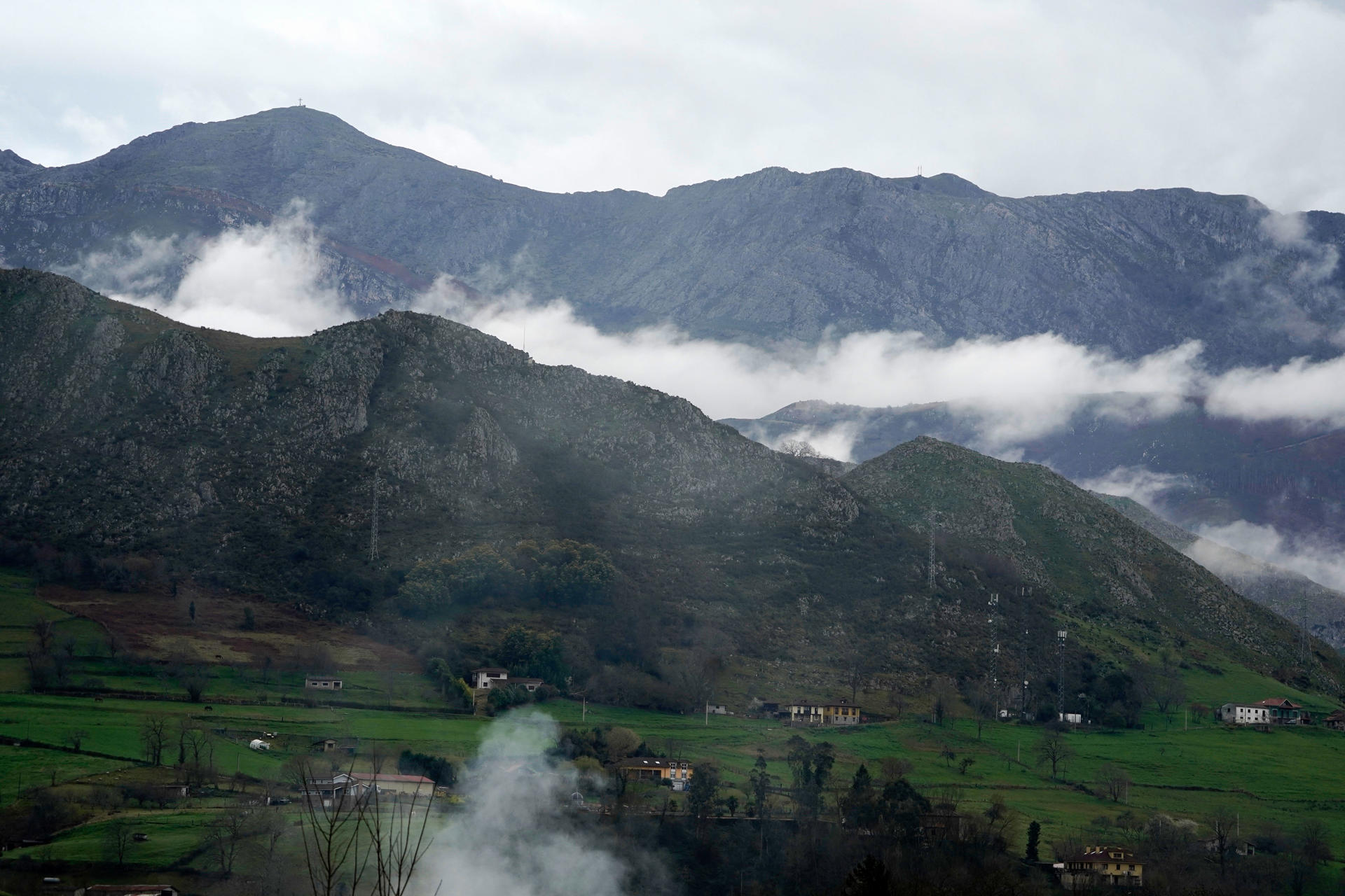 Nubes bajas entre las montañas que rodean Arriondas este martes. EFE/Paco Paredes