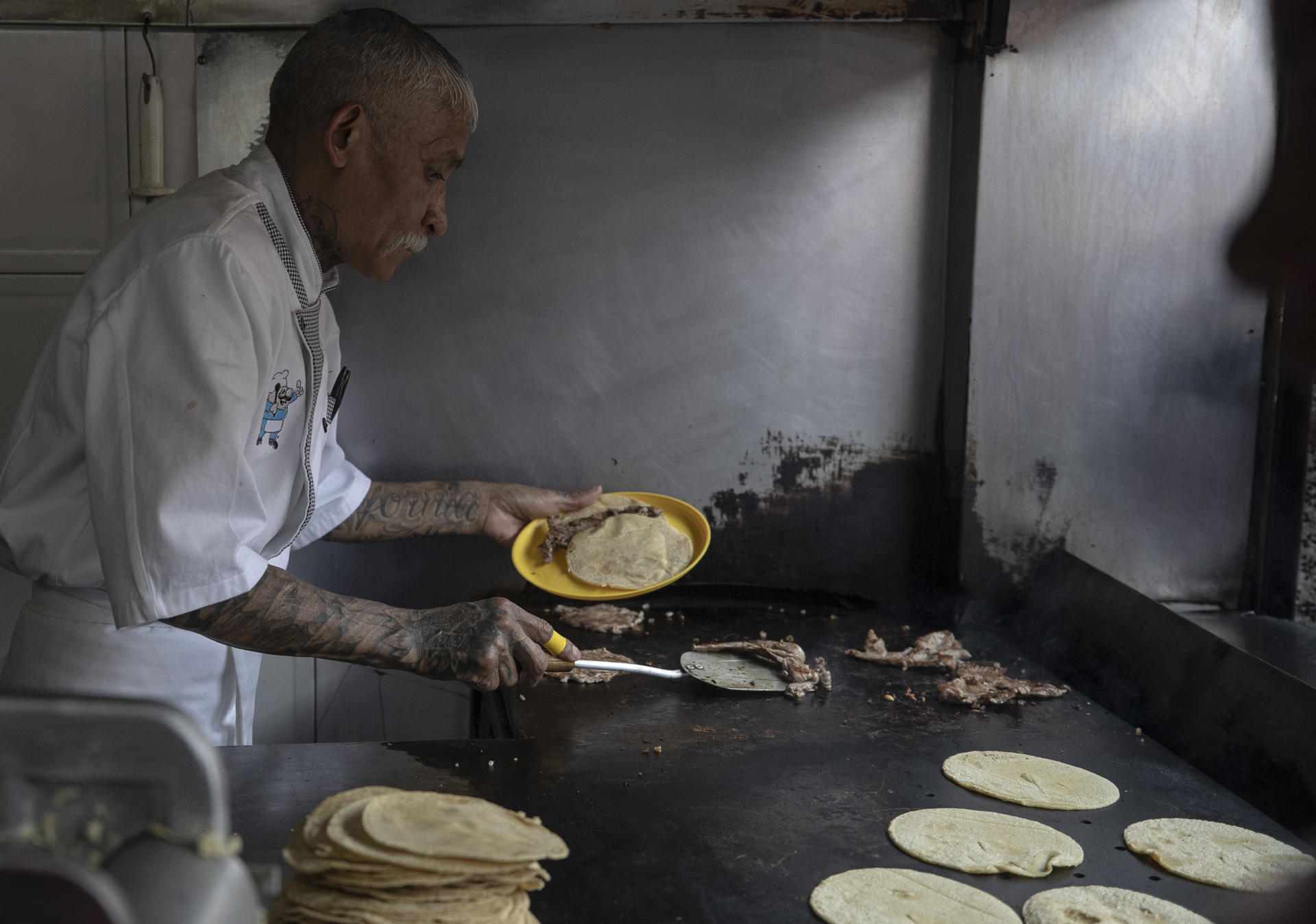 Fotografía de archivo del 17 de mayo de 2024 donde se observa a Jacinto RodrÌguez, trabajador de la taqueria 'El Califa' en Ciudad de México (México). EFE/ Isaac Esquivel