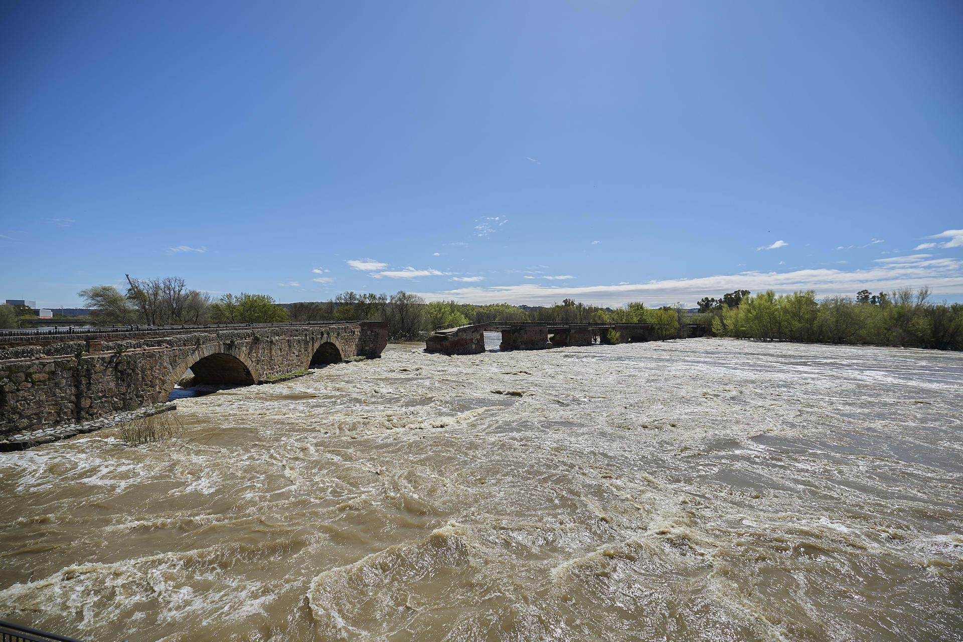El Puente Viejo de Talavera de la Reina, parcialmente derrumbado debido a la pasada crecida del río Tajo que este lunes ha bajado su caudal. EFE/Manu Reino