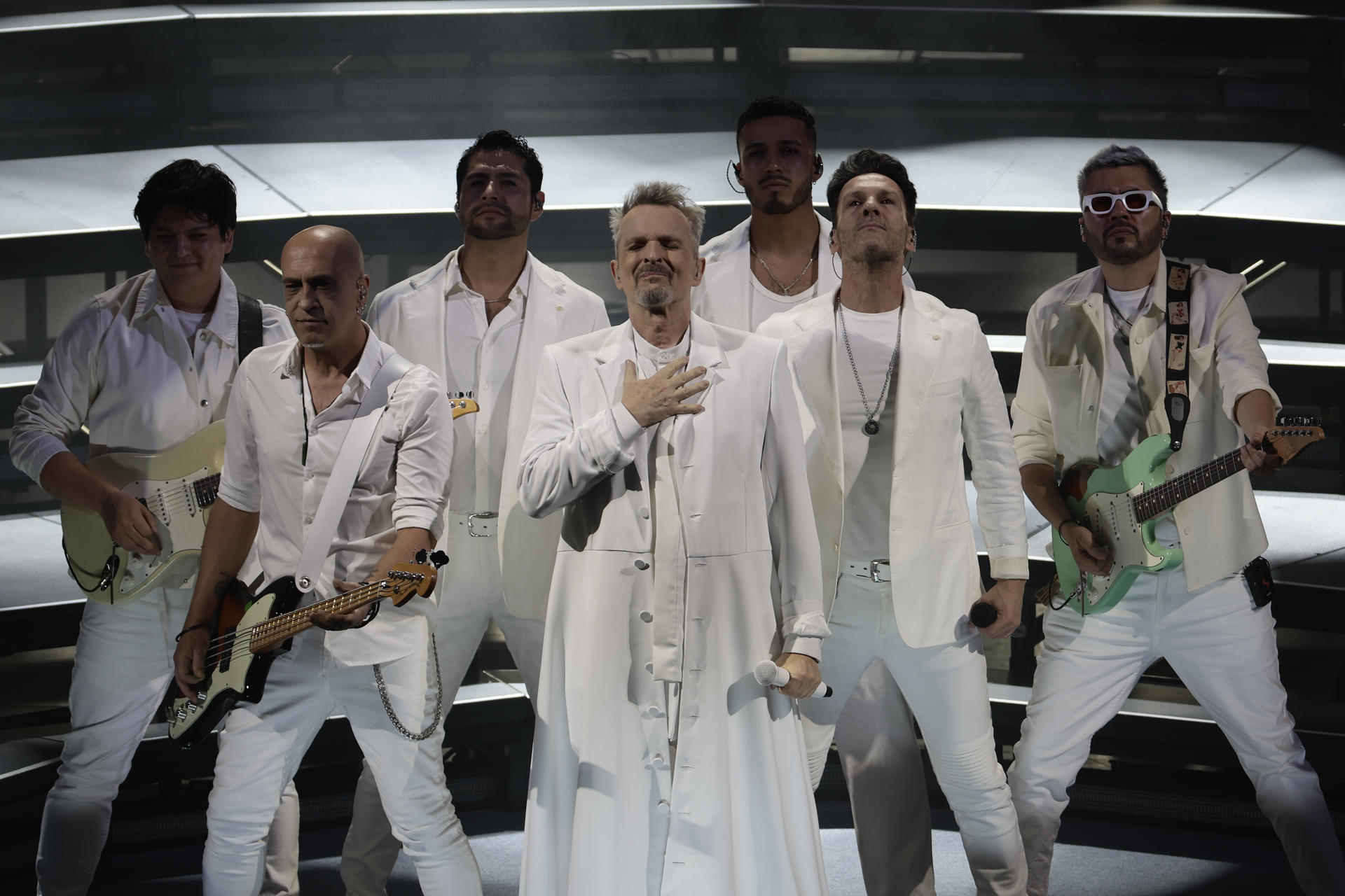 El cantante español Miguel Bosé canta durante un concierto este viernes, como parte de su gira 'Importante', en el Auditorio Nacional de Ciudad de México (México). EFE/José Méndez