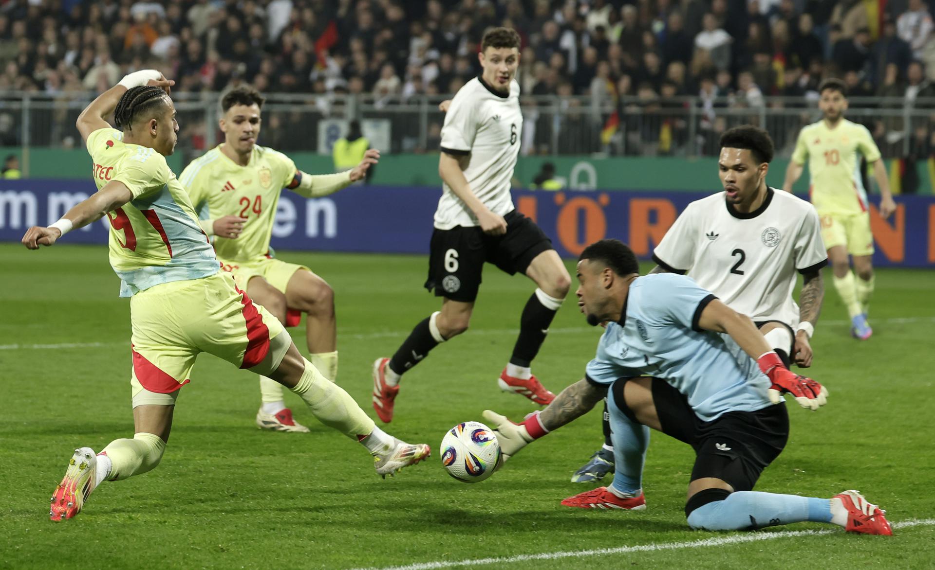 El portero alemán Noah Atubolu (d) en acción ante el español Mateo Joseph durante el partido amistoso que han jugado las selecciones sub 21 de Alemania y España en Darmstadt, Alemania. EFE/EPA/RONALD WITTEK