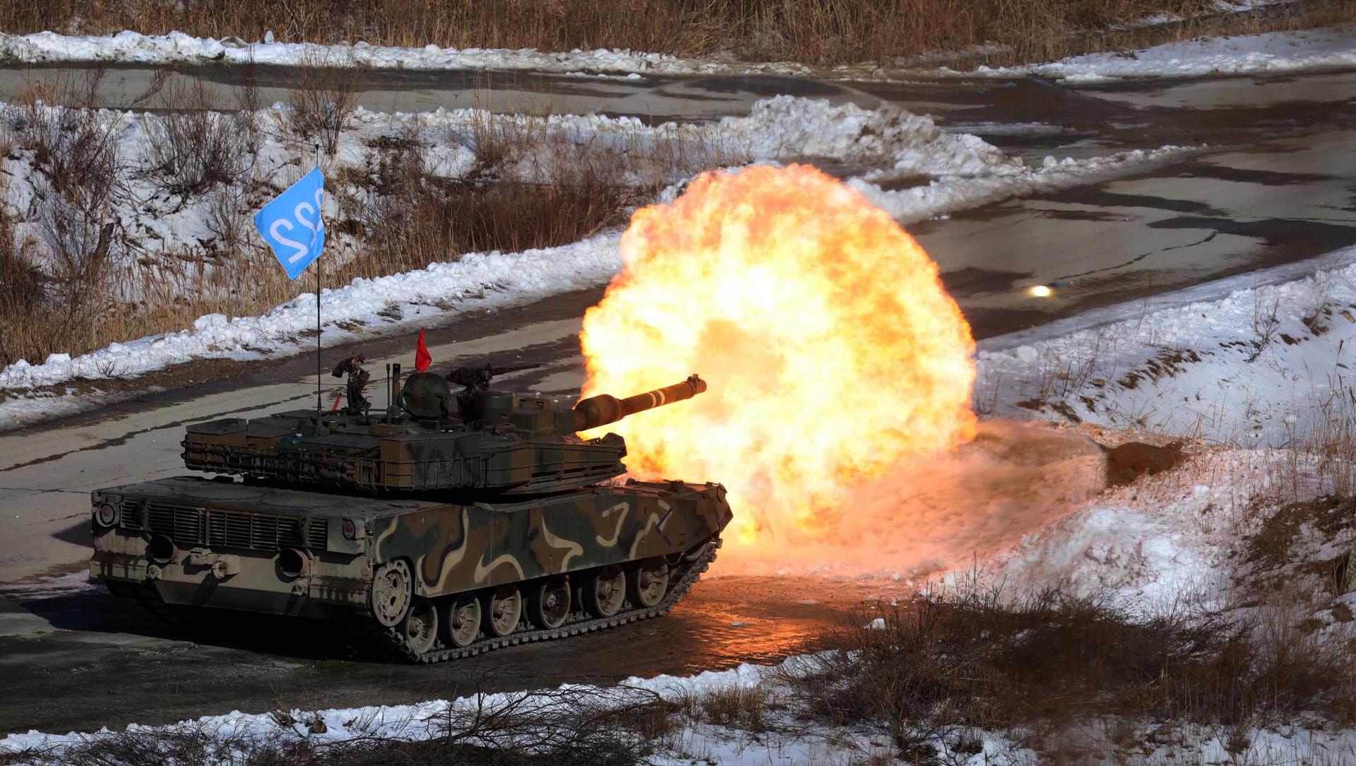 Un tanque de combate K1A2 dispara en el campo de entrenamiento de fuego Seungjin en Pocheon, a 25 kilómetros al sur de la frontera intercoreana (Corea del Sur). EFE/EPA/YONHAP / POOL SOUTH KOREA OUT