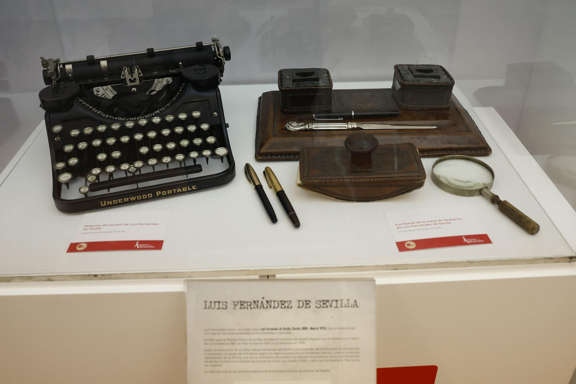 Varios de los objetos que se pueden ver en la exposición ‘Ángeles y demonios’, con la que la SGAE quiere honrar a sus socios represaliados por motivos políticos desde 1932 a 1945, este martes en Madrid. La muestra se podrá visitar del 11 de marzo al 22 de abril en la sede madrileña de SGAE. EFE/ J.P.Gandul