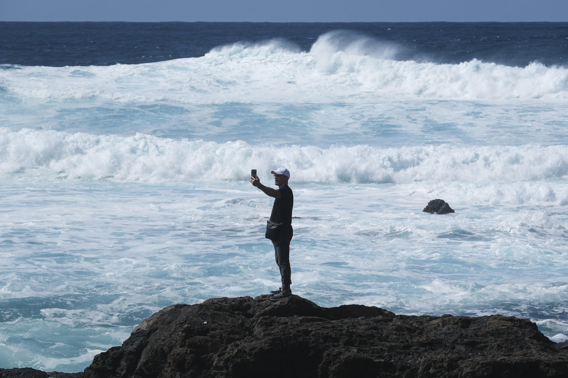 En la fotografía las olas en la costa de la localidad de La Punta del Hidalgo en La Laguna, Tenerife, este lunes. EFE/Alberto Valdés