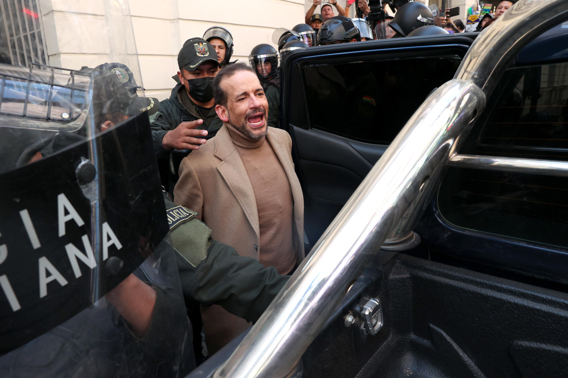 Fotografía de archivo, tomada el pasado 24 de octubre, en la que se registró al suspendido y encarcelado gobernador de Santa Cruz, Luis Fernando Camacho, a su salida del Tribunal Departamental de Justicia, en La Paz (Bolivia). EFE/Luis Gandarillas