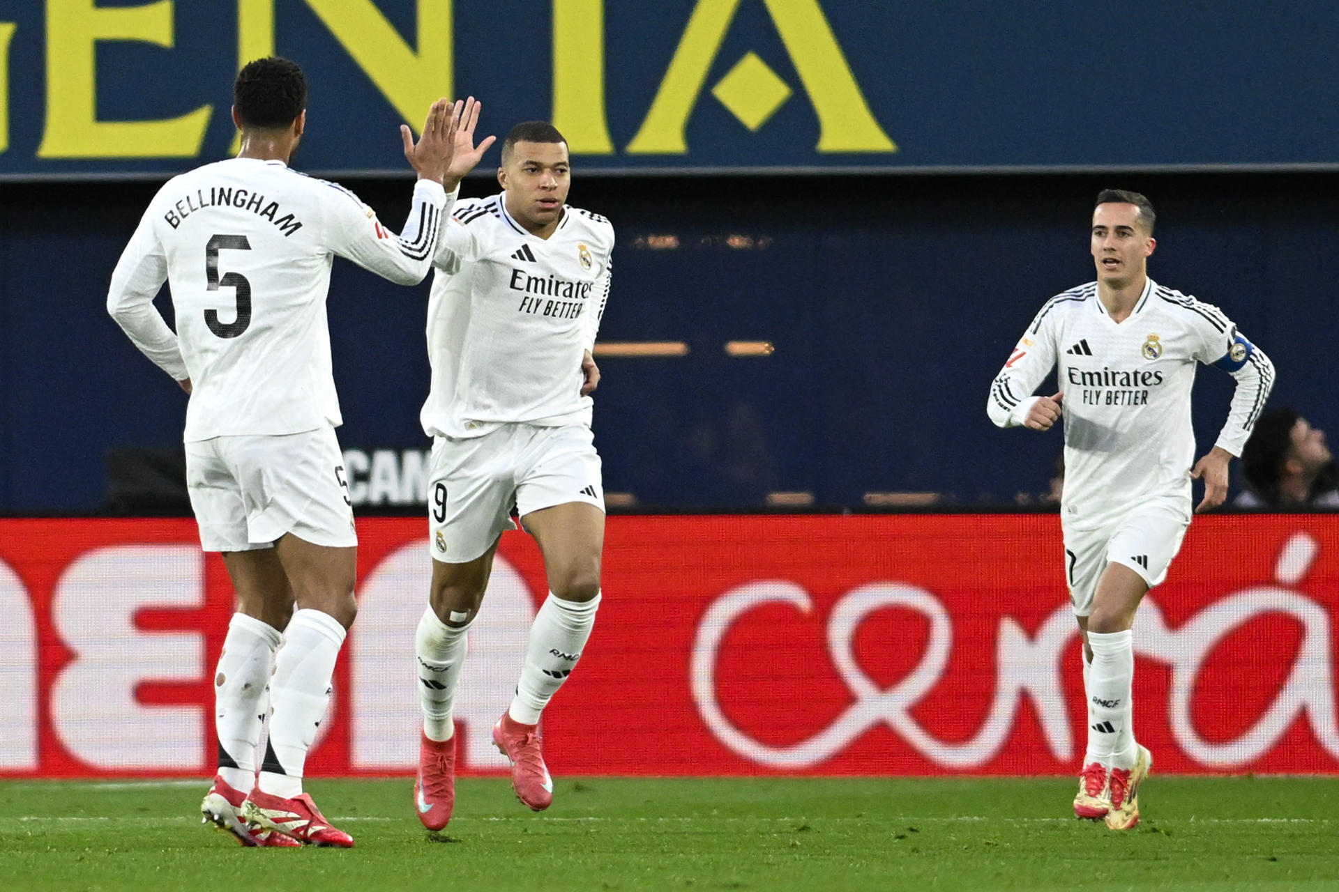 El delantero francés del Real Madrid Kylian Mbappé (c) celebra el primer gol de su equipo durante el partido de Liga disputado entre el Villarreal y el Real Madrid, este sábado en el Estadio de La Cerámica, en Villarreal. EFE/Andreu Esteban