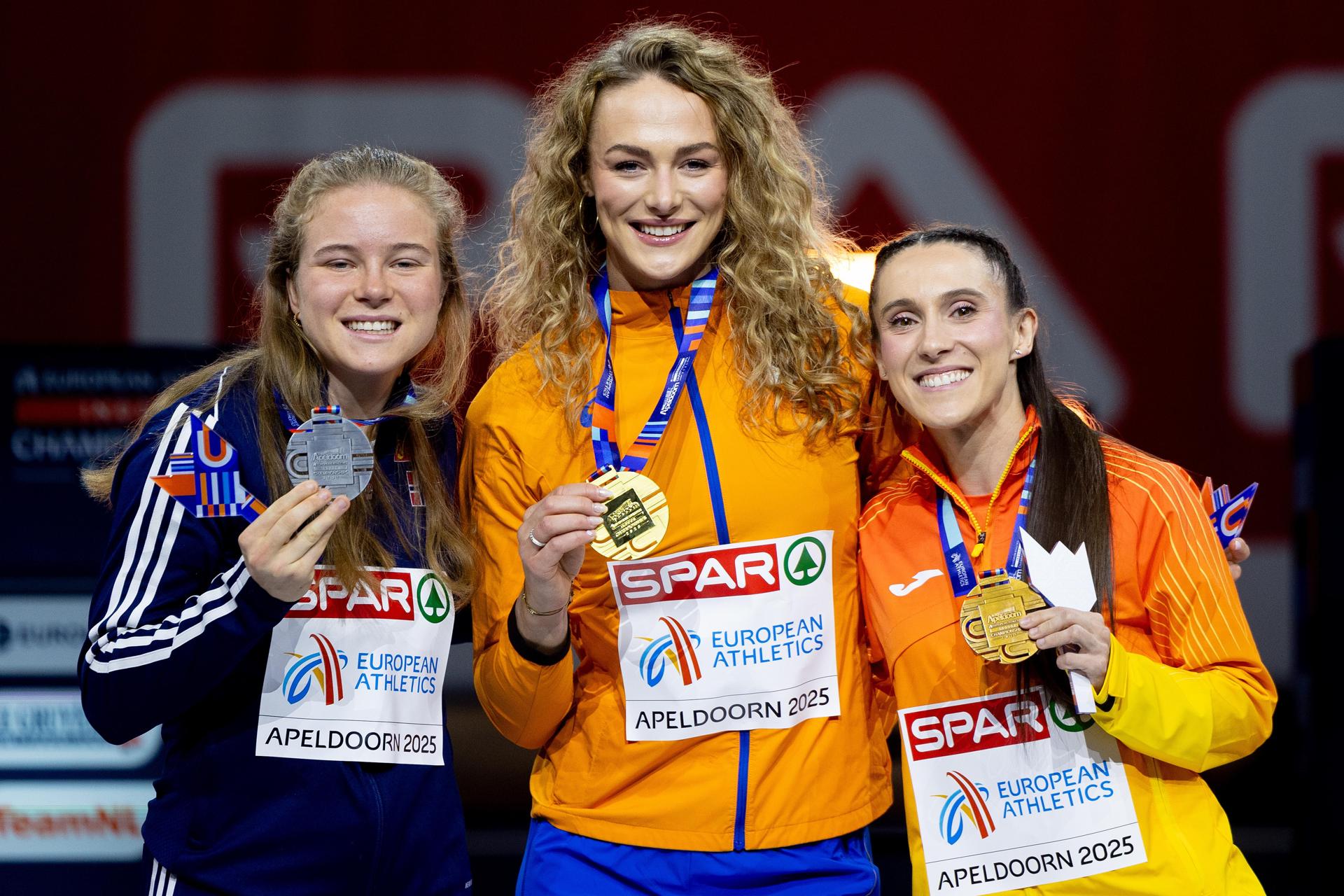 La medallista de plata Henriette Jager, de Noruega, la campeona de Europa Lieke Klaver, de Países Bajos,y la española y bronce Paula Sevilla en el podio de los 400m en los Europeos de Apeldoorn, Países Bajos. EFE/EPA/Iris van den Broek