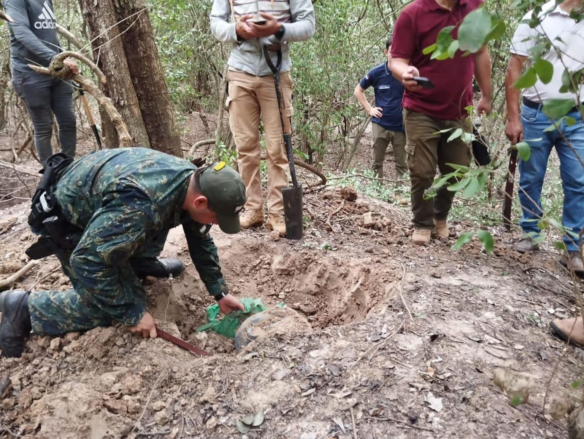 Fotografía cedida por el Ministerio de Defensa de Paraguay que muestra Integrantes del Comando de Operaciones de Defensa Interna (Codi), durante un operativo contra la guerrilla ‘Ejército del Mariscal López’ este lunes, en Belén Cué (Paraguay). EFE/ Ministerio de Defensa de Paraguay