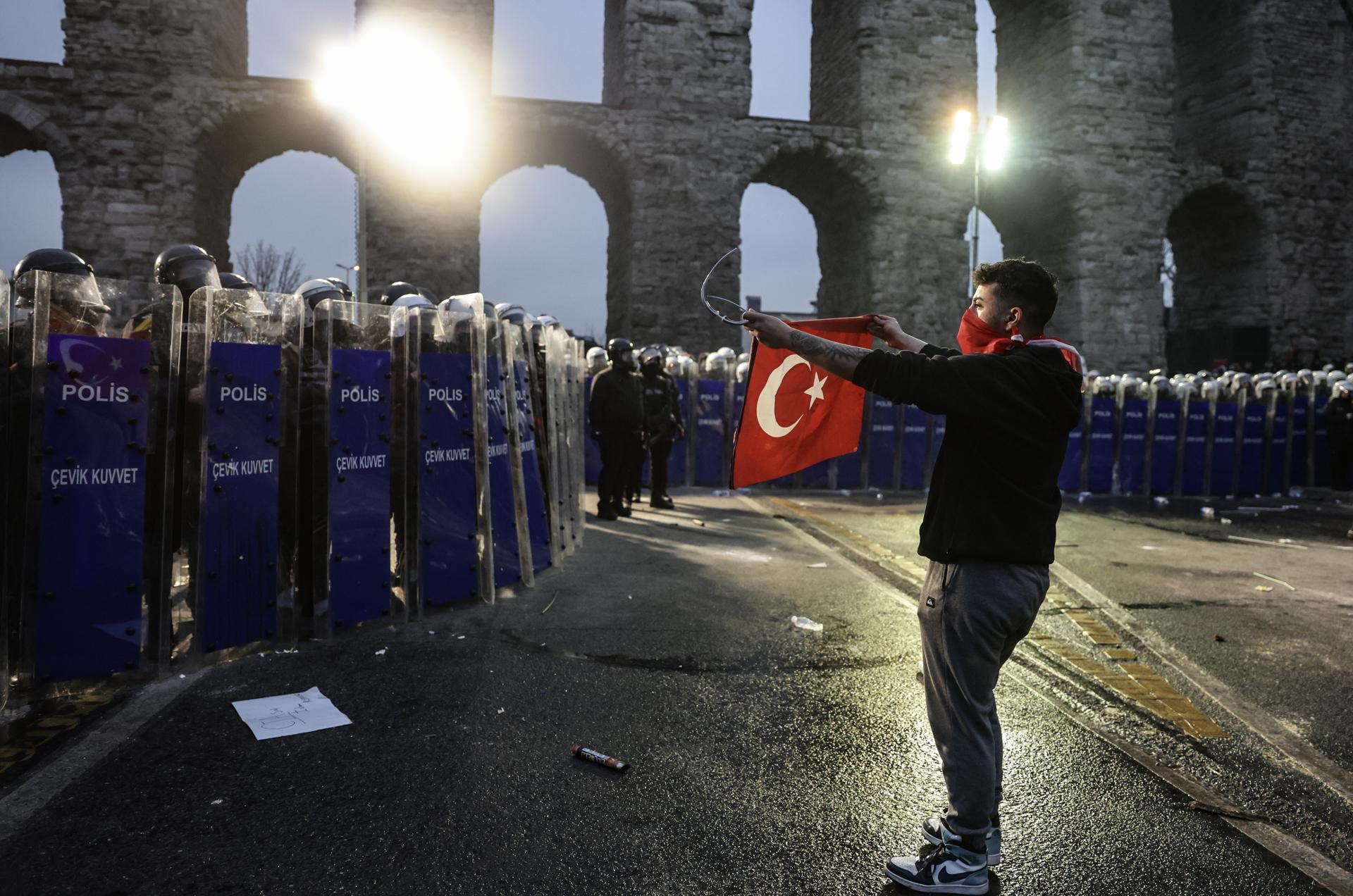 Imagen reciente de una protesta en la Plaza de Taksim, en Estambul, por la detención de Ekrem Imamoglu. EFE/EPA/ERDEM SAHIN
