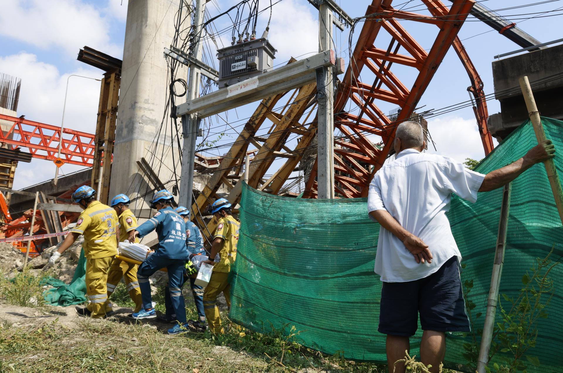 Equipos de emergencia sacando a un fallecido durante el accidente durante la construcción de una autopista elevada al sur de Bangkok.
EFE/EPA/NARONG SANGNAK